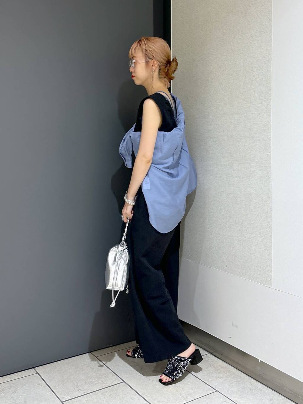 ブルー系のTシャツ/カットソー、ブラック系のサロペット/オーバーオール、シルバー系のショルダーバッグを着用したレディースの夏コーディネートの2枚目の写真
