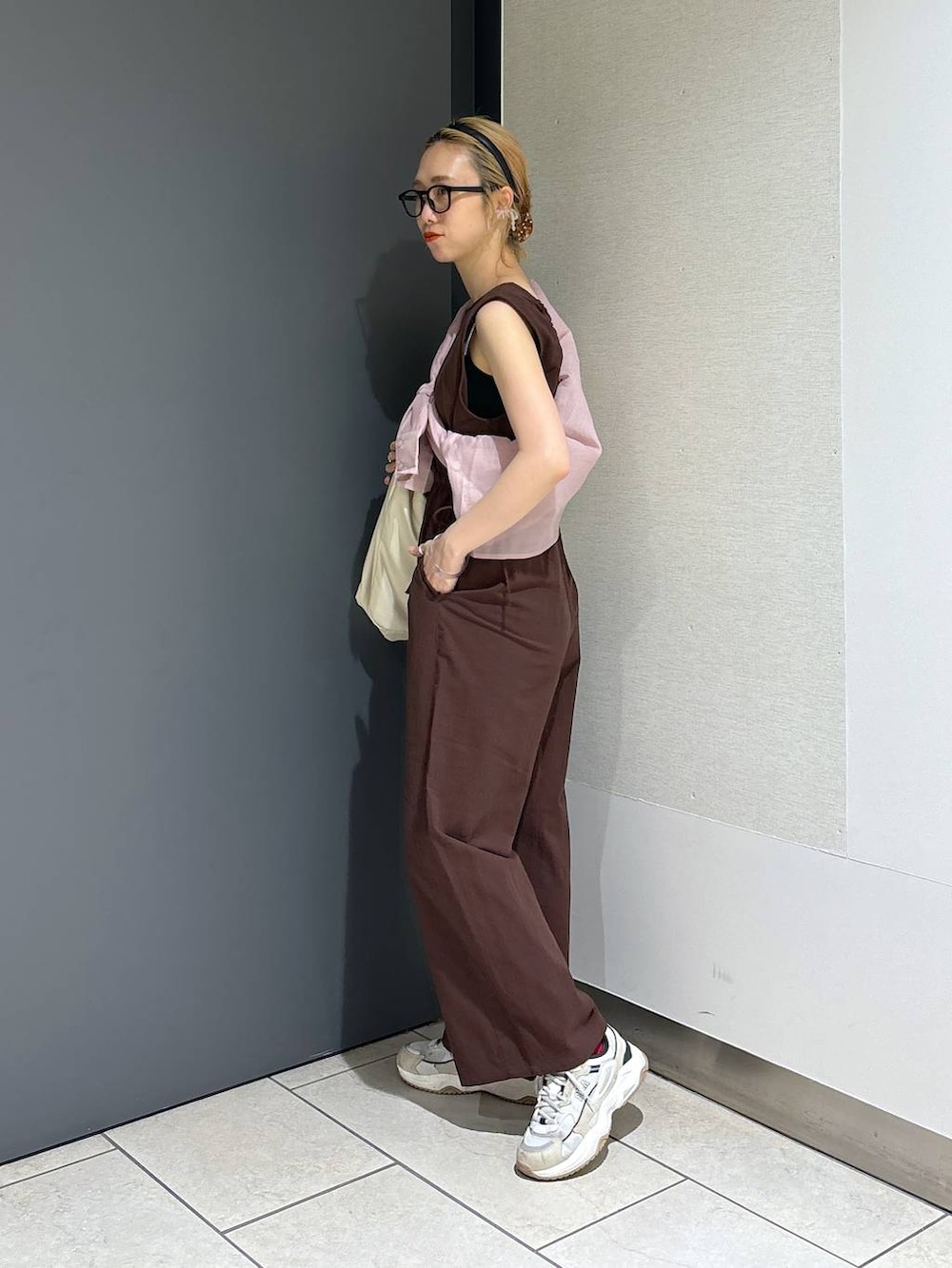 「シャツ、女子ウケ、個性派、差し色コーデ、ママコーデ、春コーデ、ローリーズスタイル_LOWRYS FARM、公認インフルエンサー_LOWRYS FARM、大人女子カジュアル_LOWRYS FARM、カジュアル、メガネ、LOWRYS FARM、着痩せ・細見え」｜「LOWRYS FARMのオールインワン  107994（サロペット/オーバーオール、ブラウン系）」を使った、milkさん（レディース・160cm）の夏コーディネートの3枚目の写真