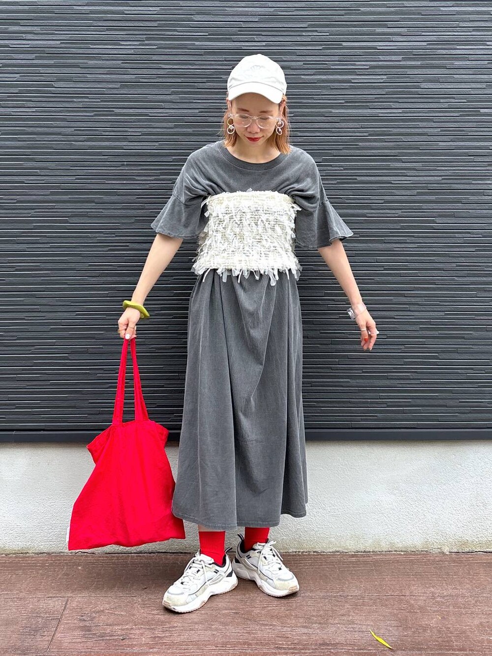 グレー系のワンピース、その他のメガネ、ベージュ系のキャップを着用したレディースの夏コーディネートの2枚目の写真