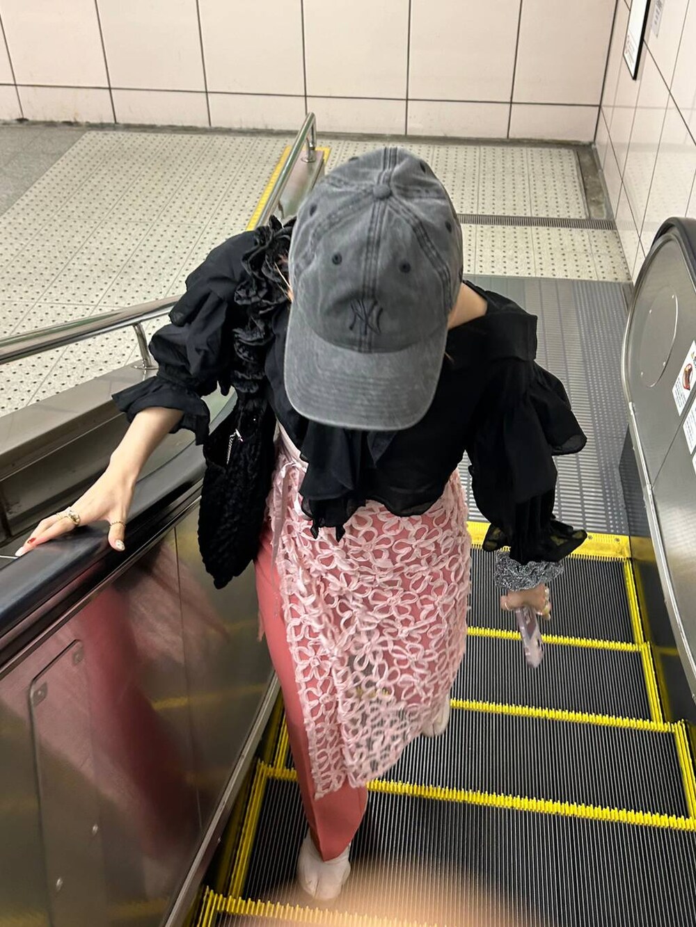 ブラック系のトートバッグ、ブラック系のシャツ/ブラウス、ブラック系のキャップを着用したレディースの夏コーディネートの4枚目の写真