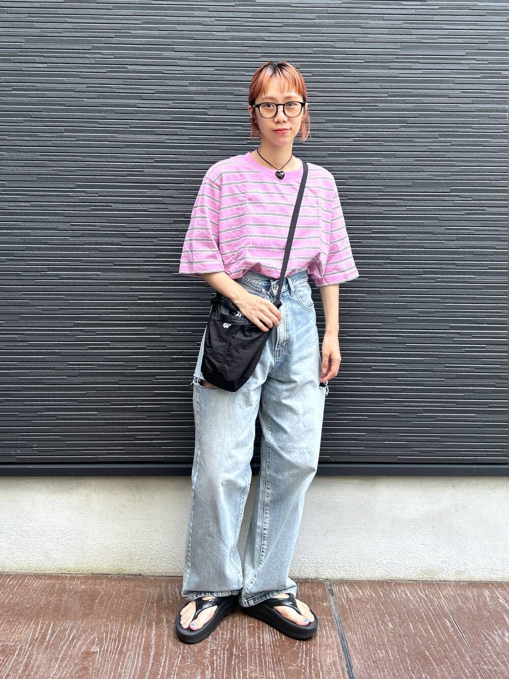 ピンク系のTシャツ/カットソー、ブラック系のショルダーバッグ、ブルー系のデニムパンツを着用したレディースの夏コーディネートの10枚目の写真