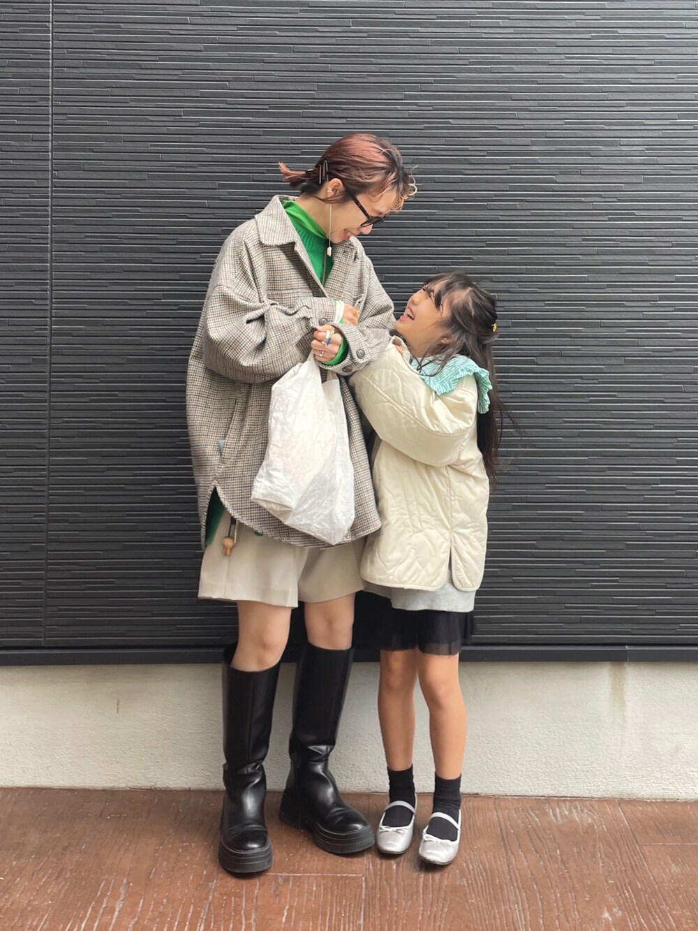 「LOWRYSFARM、lowrysfarmkids、ママコーデ、ママファッション、キッズコーデ、キッズファッション、キルティング、キルティングジャケット、カラータートル、タートルネック、グリーン、ショートパンツ、ロングブーツ、めかね」｜「LOWRYS FARMの厚底ロングブーツ　254939（ブーツ、ブラック系）」を使った、milkさん（レディース・160cm）の秋コーディネートの2枚目の写真
