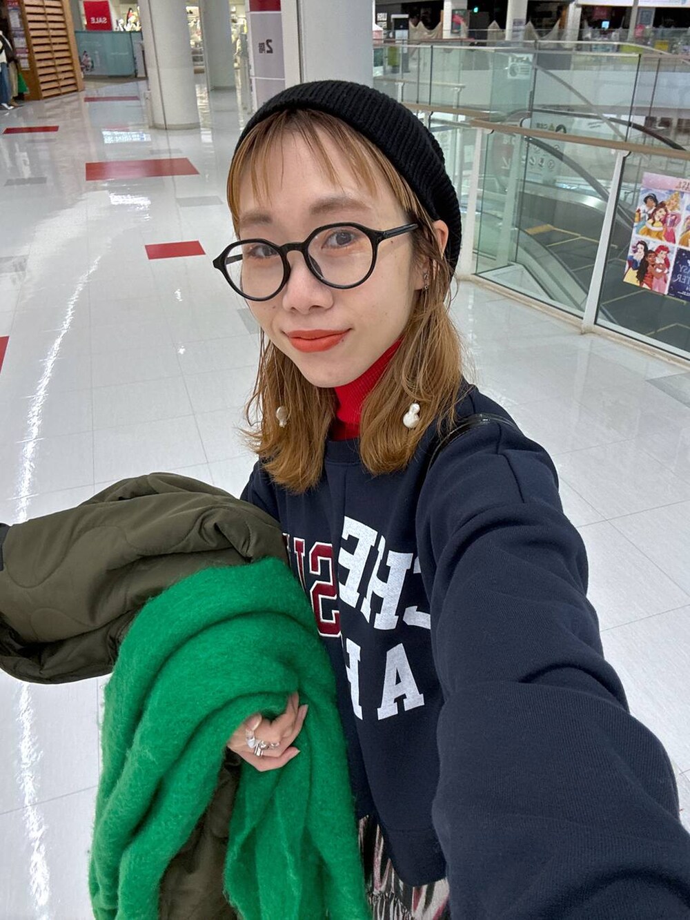 レッド系のニット/セーター、その他のショルダーバッグ、グレー系のスカートを着用したレディースの冬コーディネートの8枚目の写真