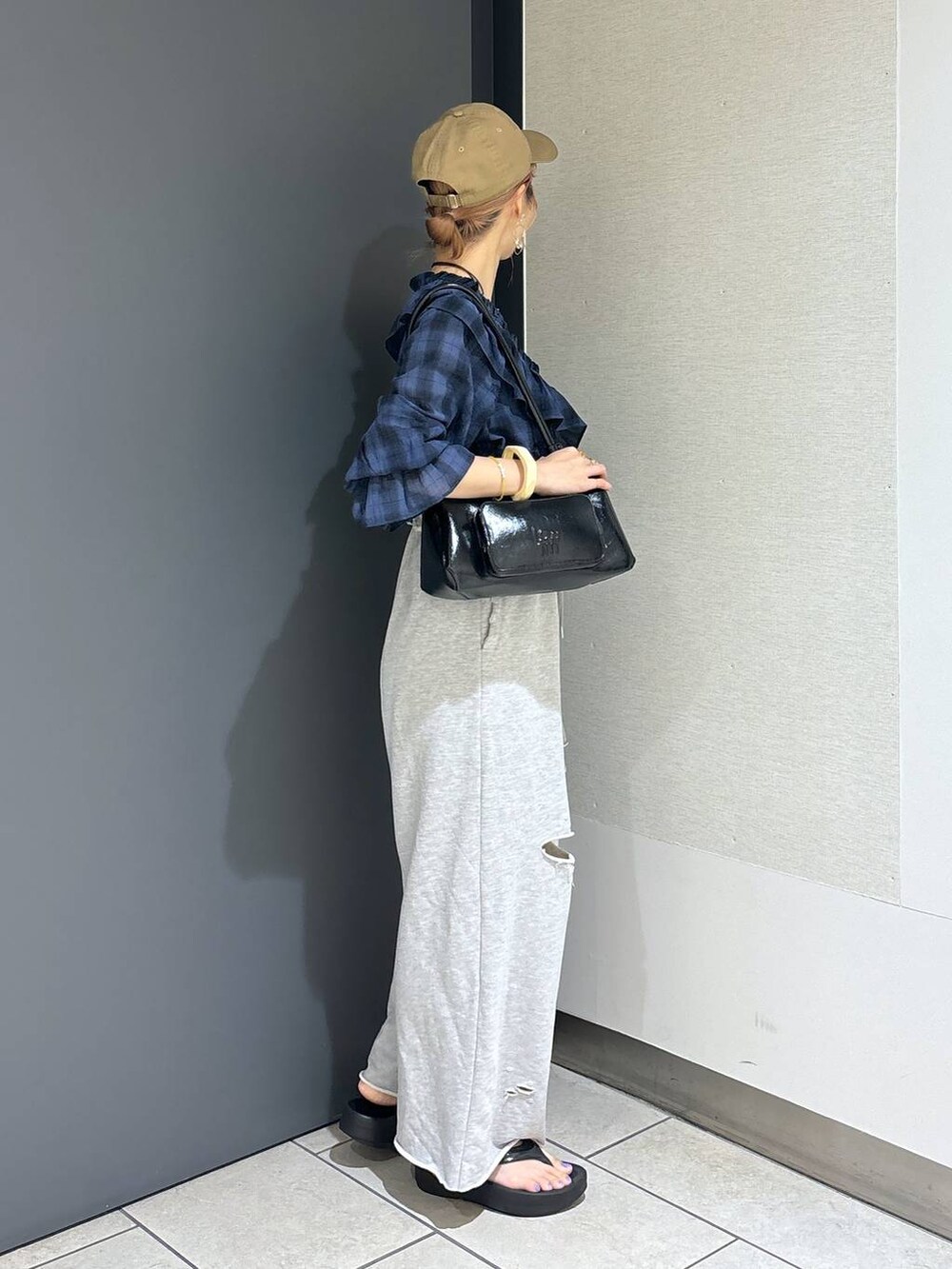 「女子ウケ、個性派、差し色コーデ、ママコーデ、ローリーズスタイル_LOWRYS FARM、カジュアル、公認インフルエンサー_LOWRYS FARM、大人女子カジュアル_LOWRYS FARM、メガネ、LOWRYS FARM、着痩せ・細見え、秋コーデ、夏コーデ、ブラウス、パンツ」｜「LOWRYS FARMのフリルクロスギャザーブラウス６Ｓ 112820（シャツ/ブラウス、ブルー系）」を使った、milkさん（レディース・160cm）の夏コーディネートの4枚目の写真