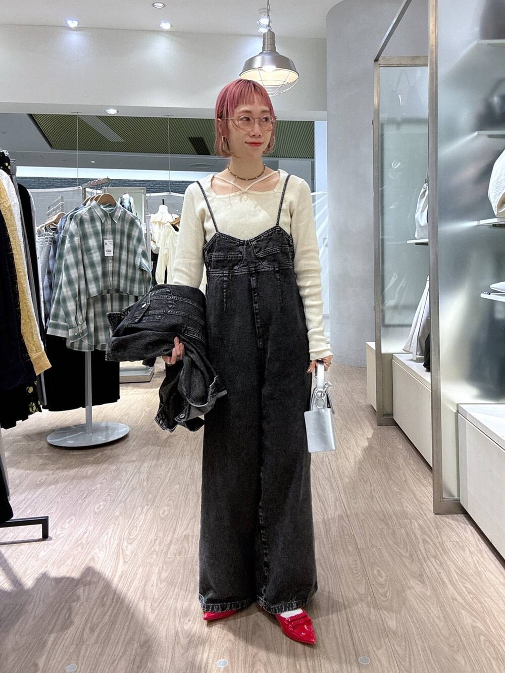 「女子ウケ、個性派、差し色コーデ、ママコーデ、冬コーデ、ローリーズスタイル_LOWRYS FARM、公認インフルエンサー_LOWRYS FARM、大人女子カジュアル_LOWRYS FARM、カジュアル、メガネ、LOWRYS FARM、着痩せ・細見え、秋冬新作、ネックレス、パンプス」｜「LOWRYS FARMのＣＯＮＥ／ＢＩＧＧジャン　131366（デニムジャケット、ブラック系）」を使った、milkさん（レディース・160cm）の冬コーディネートの6枚目の写真