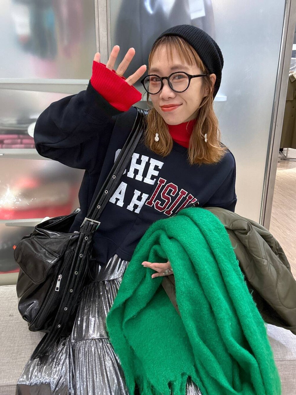 レッド系のニット/セーター、その他のショルダーバッグ、グレー系のスカートを着用したレディースの冬コーディネートの9枚目の写真