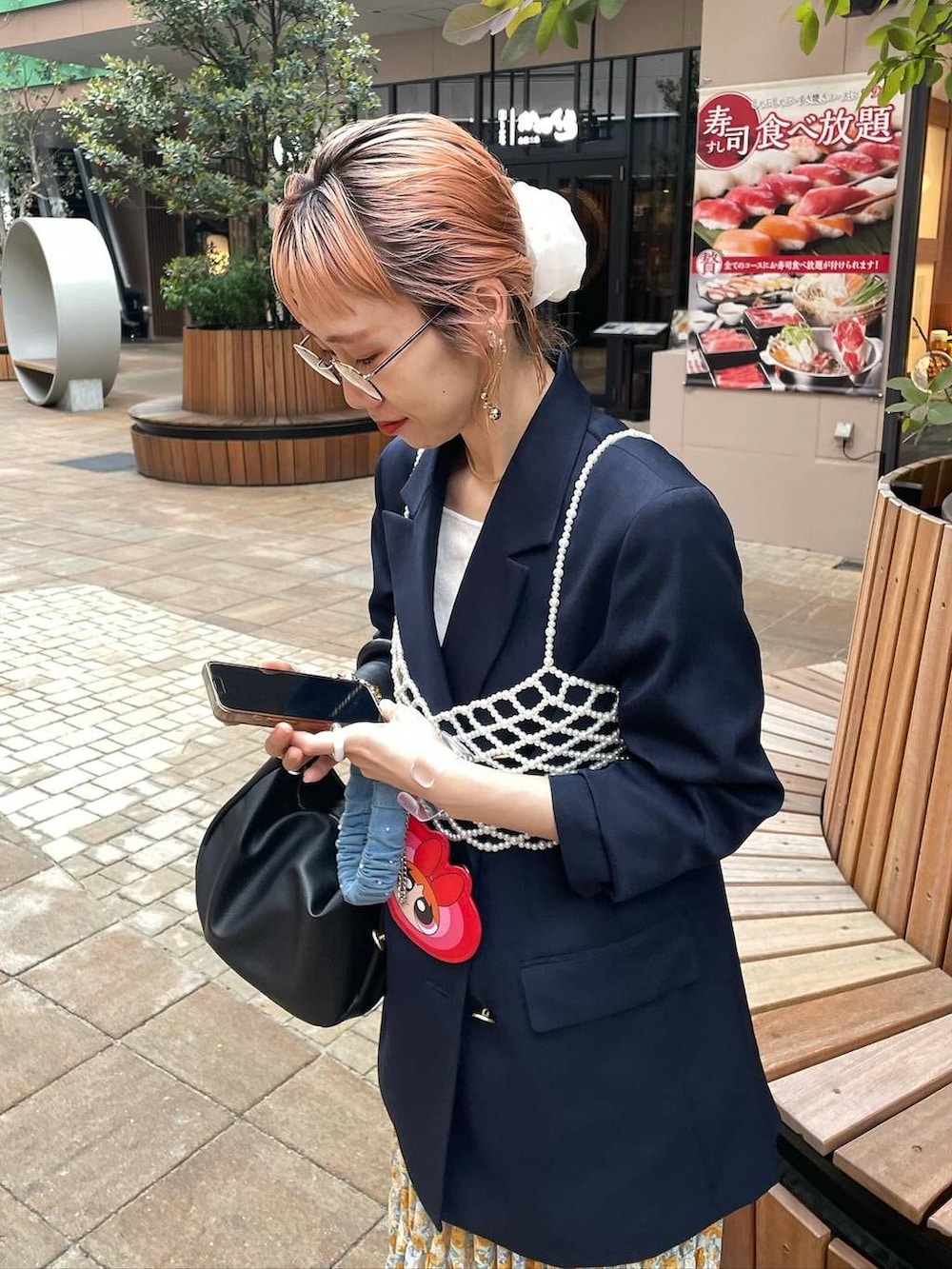 「女子ウケ、個性派、差し色コーデ、ママコーデ、春コーデ、ローリーズスタイル_LOWRYS FARM、公認インフルエンサー_LOWRYS FARM、大人女子カジュアル_LOWRYS FARM、カジュアル、メガネ、LOWRYS FARM、着痩せ・細見え、ビスチェ」｜「Me%の【ストラップシート付き】シュシュハンドルストラップ　103358（スマホグッズ、ブルー系）」を使った、milkさん（レディース・160cm）の春コーディネートの9枚目の写真