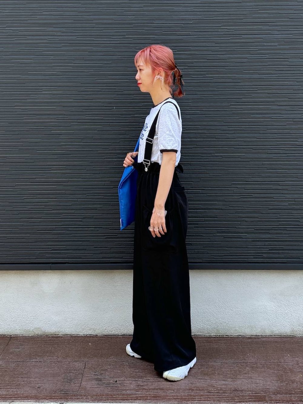 グレー系のTシャツ/カットソー、ブラック系のワンピース、ブラック系のバレッタ/ヘアクリップを着用したレディースの夏コーディネートの5枚目の写真