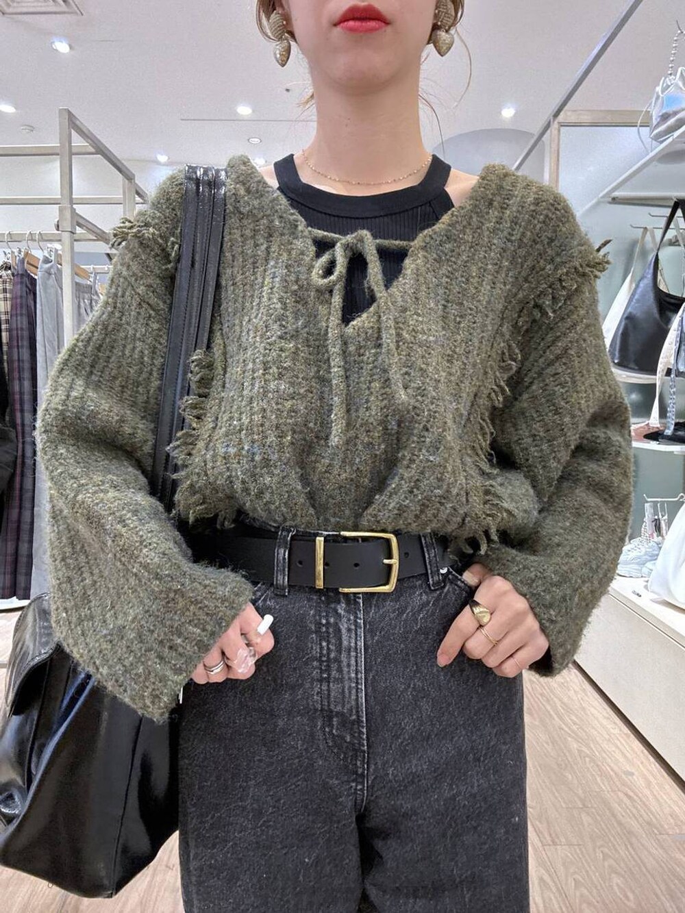 「ニット、冬コーデ、スニーカー、デニムパンツ、女子ウケ、個性派、差し色コーデ、ママコーデ、秋コーデ、ローリーズスタイル_LOWRYS FARM、公認インフルエンサー_LOWRYS FARM、大人女子カジュアル_LOWRYS FARM、カジュアル、メガネ、LOWRYS FARM」｜「LOWRYS FARMの２ＷＡＹフリンジメランジＬＳ　116690（ニット/セーター、グリーン系）」を使った、milkさん（レディース・160cm）の冬コーディネートの3枚目の写真