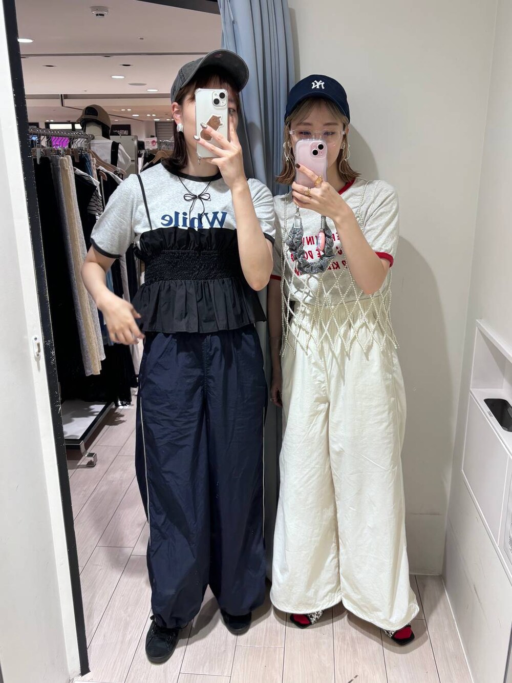 ブラック系のトートバッグ、ホワイト系のTシャツ/カットソー、ホワイト系のベストを着用したレディースの夏コーディネートの9枚目の写真