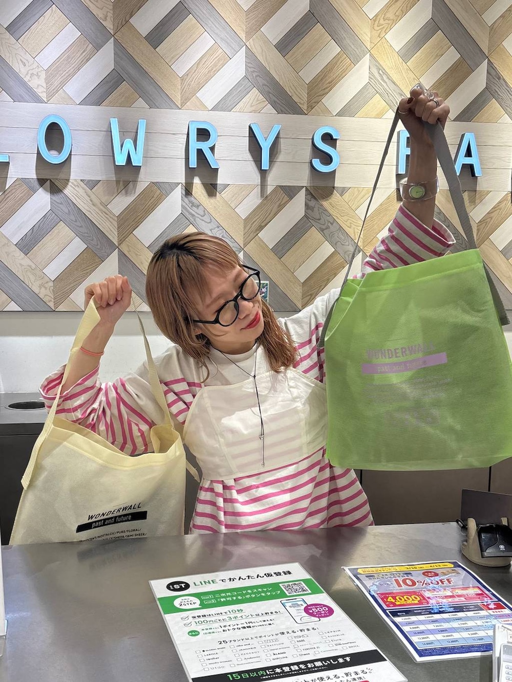 「差し色コーデ、大人女子カジュアル_LOWRYS FARM、カジュアル、メガネ、LOWRYS FARM、着痩せ・細見え、女子ウケ、個性派、ママコーデ、春コーデ、ローリーズスタイル_LOWRYS FARM、公認インフルエンサー_LOWRYS FARM、スカート、ボーダー」｜「LOWRYS FARMのリメイクスウェットタイトスカート 288689（スカート、グレー系）」を使った、milkさん（レディース・160cm）の春コーディネートの7枚目の写真