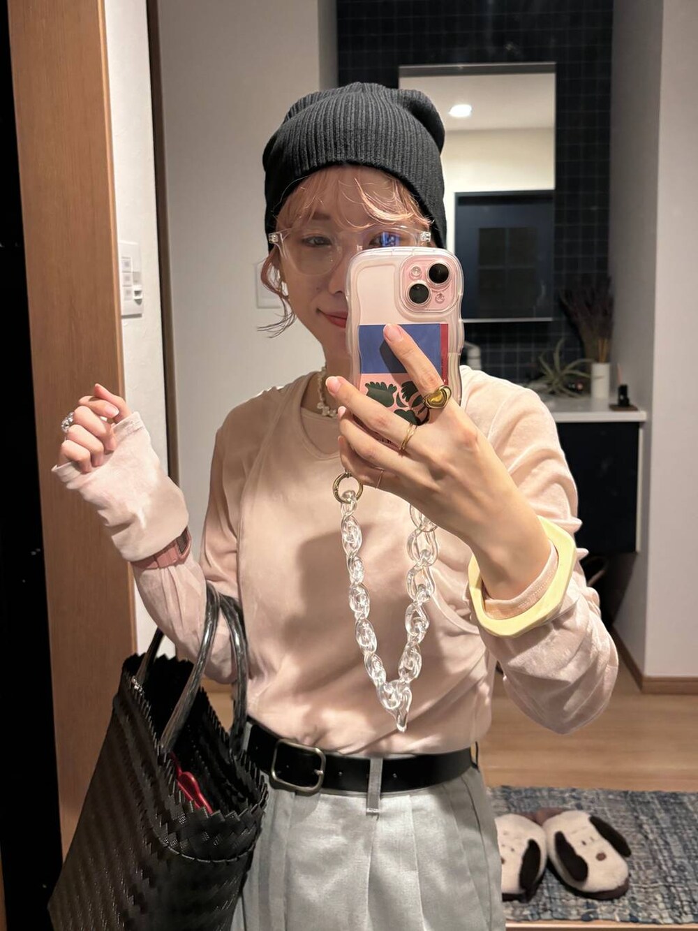 「個性派、ママコーデ、LOWRYS FARM、着痩せ・細見え、女子ウケ、差し色コーデ、ローリーズスタイル_LOWRYS FARM、公認インフルエンサー_LOWRYS FARM、大人女子カジュアル_LOWRYS FARM、カジュアル、メガネ、ワイドパンツ、ニット帽、秋コーデ」｜「LOWRYS FARMのＴＲダブルウエストワイドパンツ　 116948（スラックス、グレー系）」を使った、milkさん（レディース・160cm）の秋コーディネートの3枚目の写真