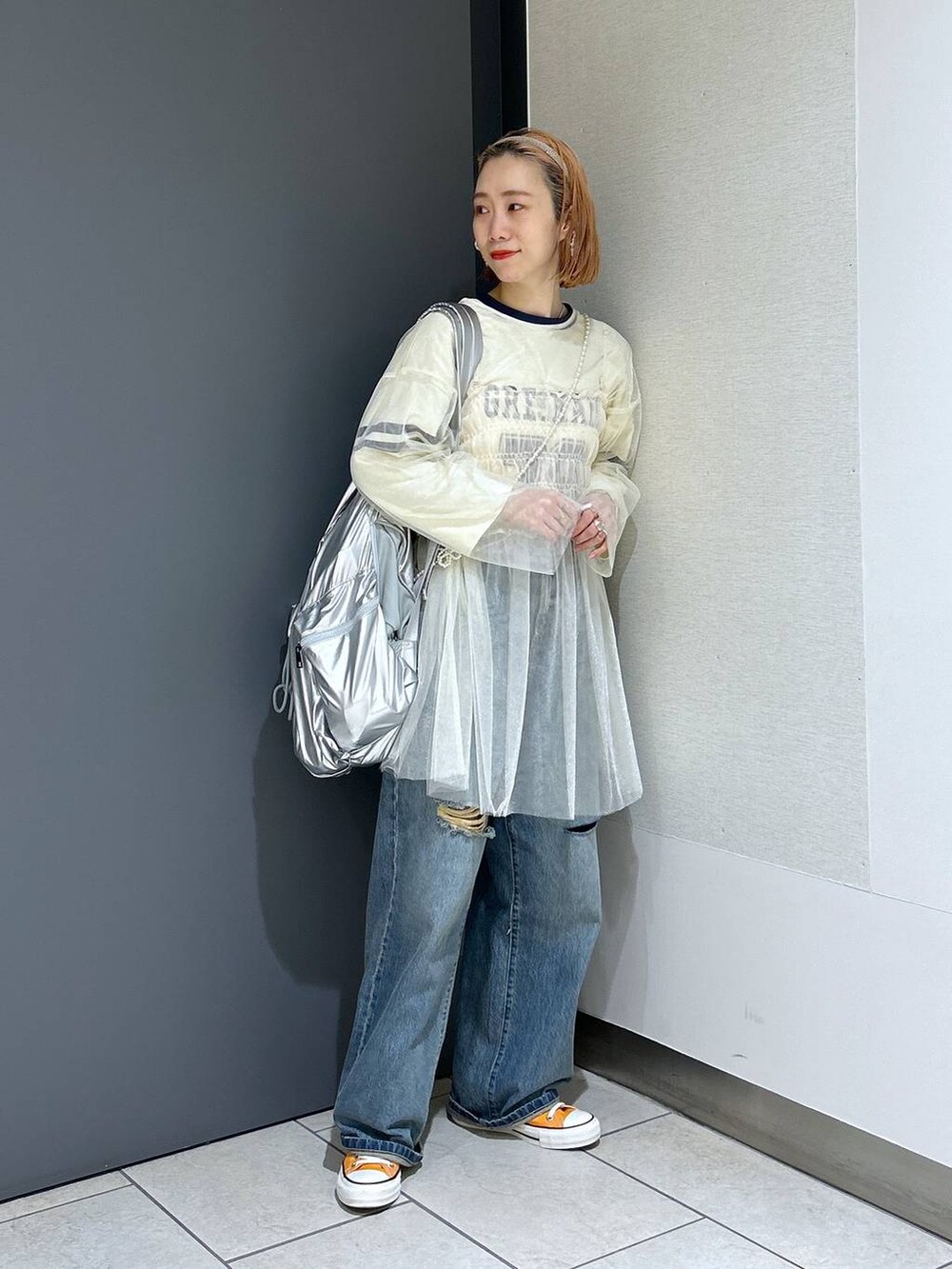 「女子ウケ、個性派、差し色コーデ、ママコーデ、春コーデ、ローリーズスタイル_LOWRYS FARM、公認インフルエンサー_LOWRYS FARM、大人女子カジュアル_LOWRYS FARM、カジュアル、メガネ、LOWRYS FARM、着痩せ・細見え」｜「LOWRYS FARMのナンバリングTシャツ 107459（Tシャツ/カットソー、ベージュ系）」を使った、milkさん（レディース・160cm）の春コーディネートの2枚目の写真
