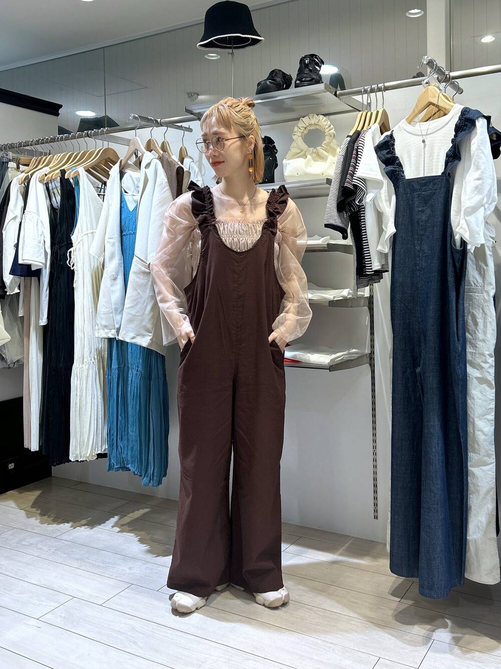 「女子ウケ、個性派、差し色コーデ、ママコーデ、春コーデ、ローリーズスタイル_LOWRYS FARM、公認インフルエンサー_LOWRYS FARM、大人女子カジュアル_LOWRYS FARM、カジュアル、メガネ、LOWRYS FARM、着痩せ・細見え、サロペット、レイヤードスタイル、ビスチェ」|「LOWRYS FARMのスタイルUPクロスカップキャミ 100757(Tシャツ/カットソー、ブラック系)」を使った、milkさん(レディース・160cm)の春コーディネートの7枚目の写真