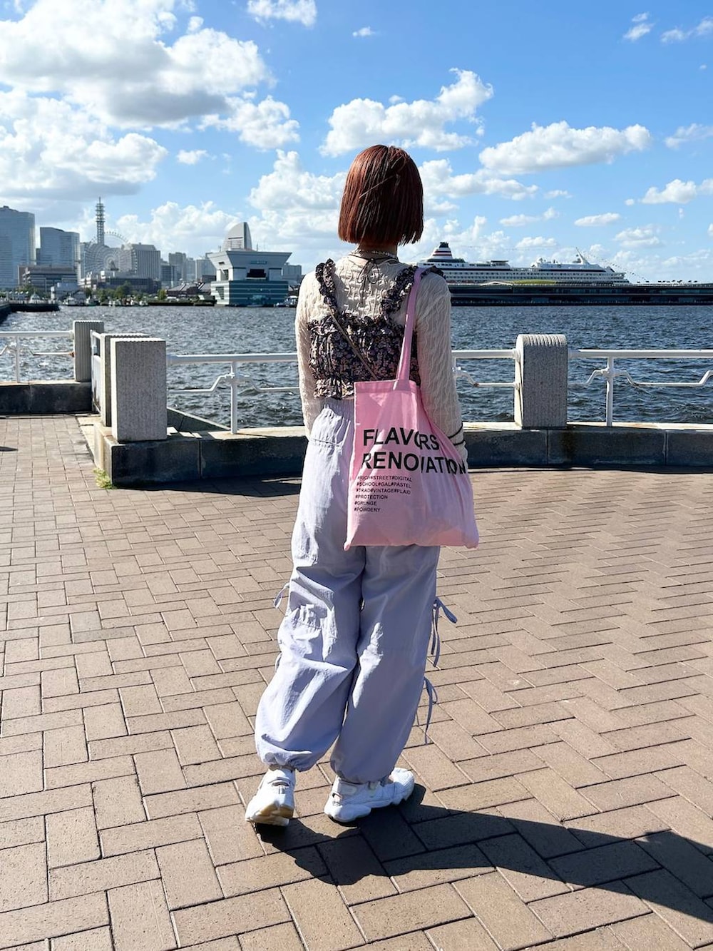 ホワイト系のボディバッグ/ウエストポーチ、ホワイト系のTシャツ/カットソー、その他のサンダルを着用したレディースの夏コーディネートの8枚目の写真