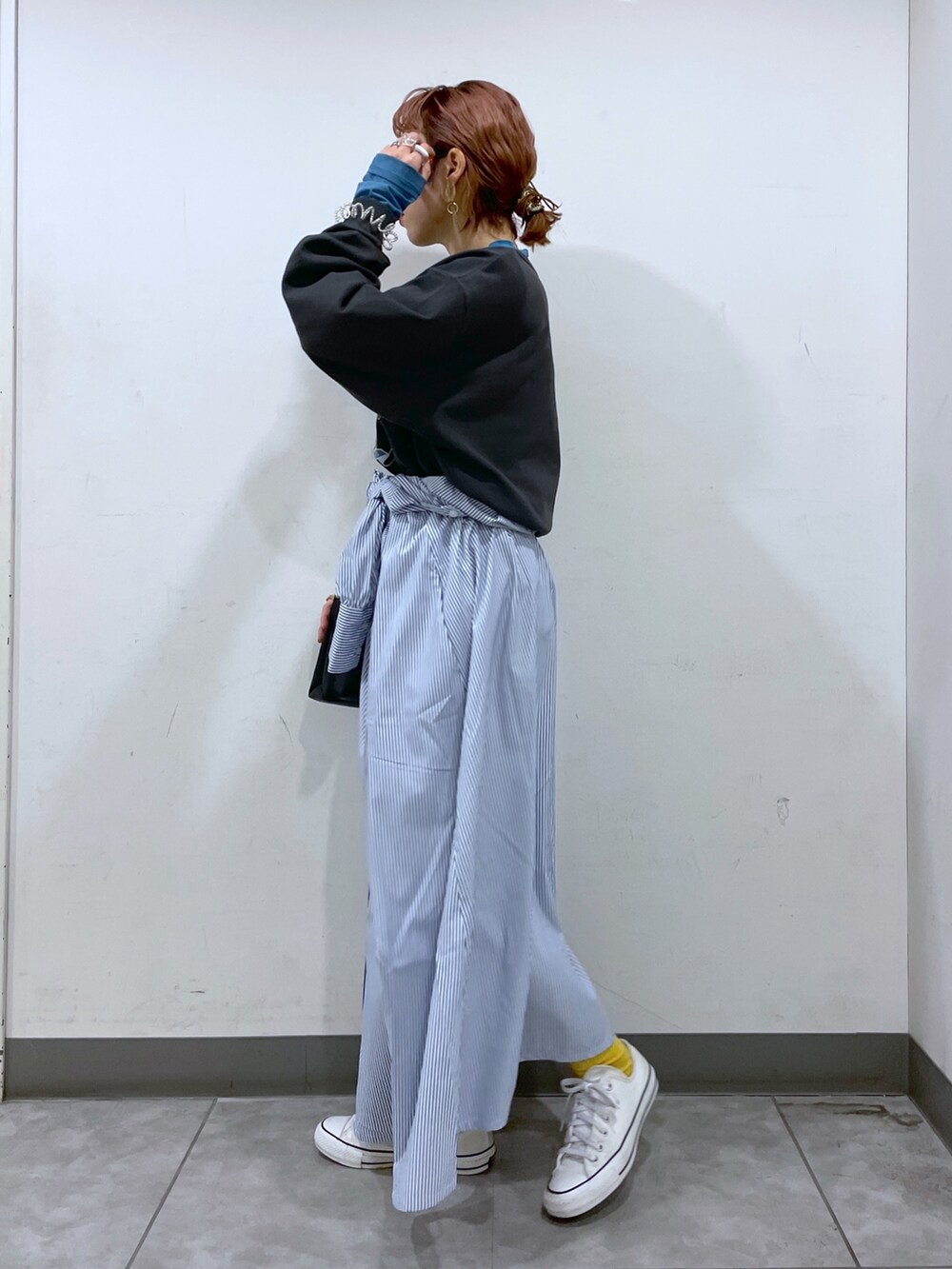 「シャツワンピ、シャツワンピース、LOWRYS FARM、ローリーズファーム(LOWRYS FARM)、ママコーデ、ママファッション、スウェット、レイヤードスタイル、メガネ女子、めがね」｜「LOWRYS FARMのカレッジロゴウラケプルオーバーロングスリーブ　177900（スウェット、グレー系）」を使った、milkさん（レディース・160cm）の冬コーディネートの2枚目の写真