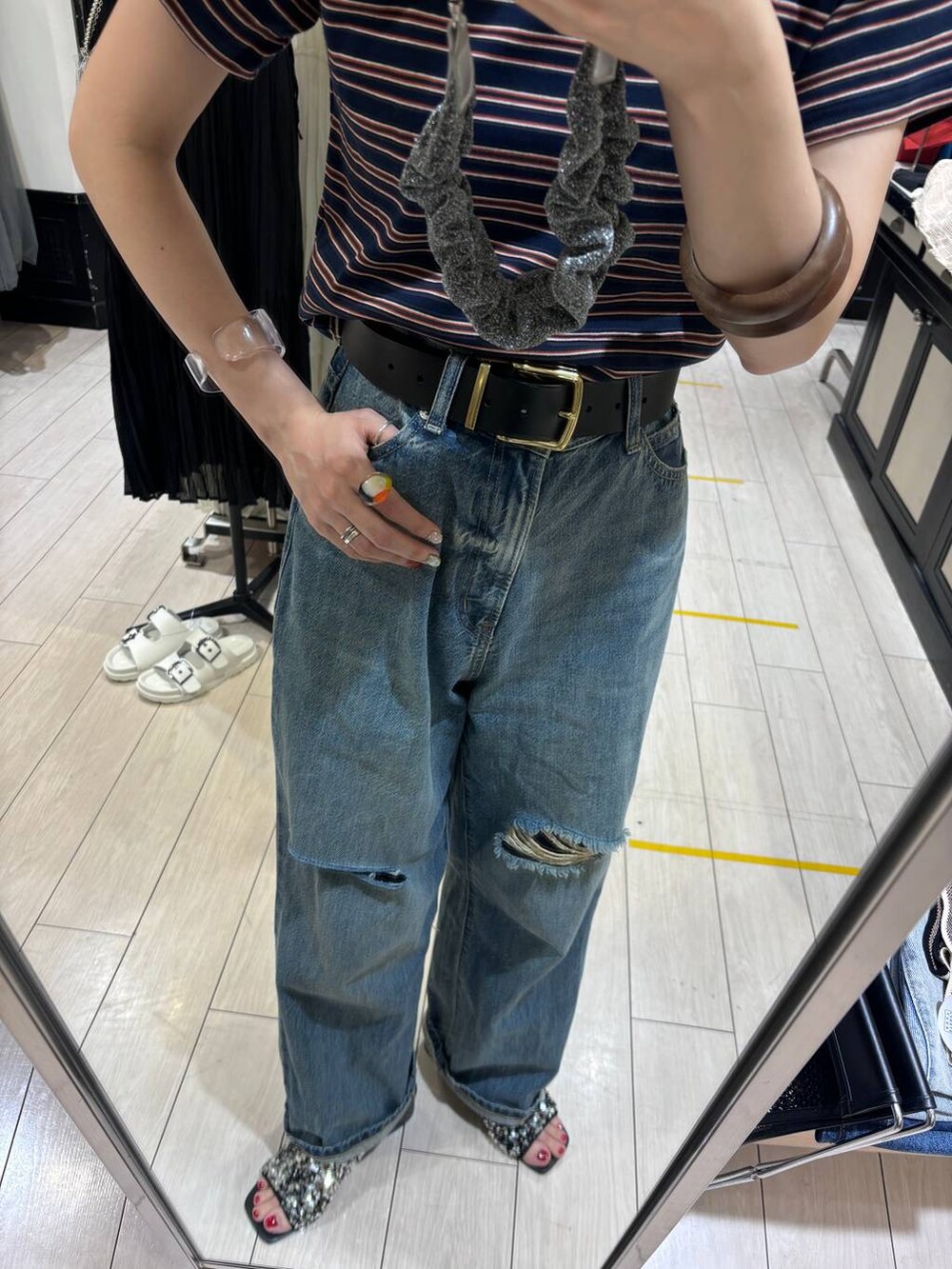 シルバー系のショルダーバッグ、ブルー系のTシャツ/カットソー、ブルー系のデニムパンツを着用したレディースの夏コーディネートの8枚目の写真