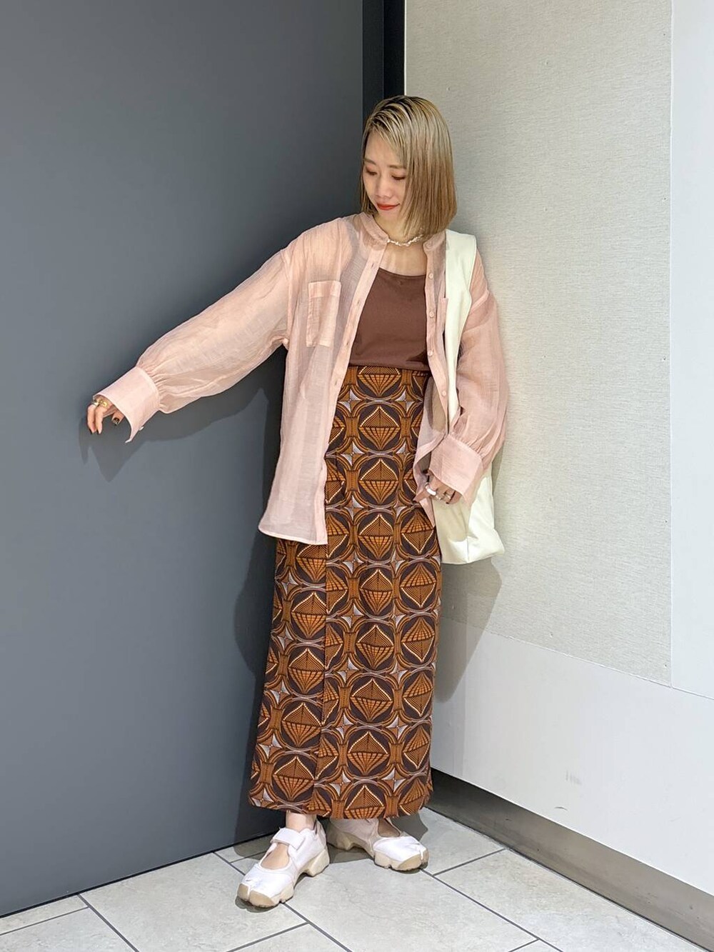 ホワイト系のトートバッグ、ブラウン系のTシャツ/カットソー、ピンク系のシャツ/ブラウスを着用したレディースの夏コーディネートの7枚目の写真