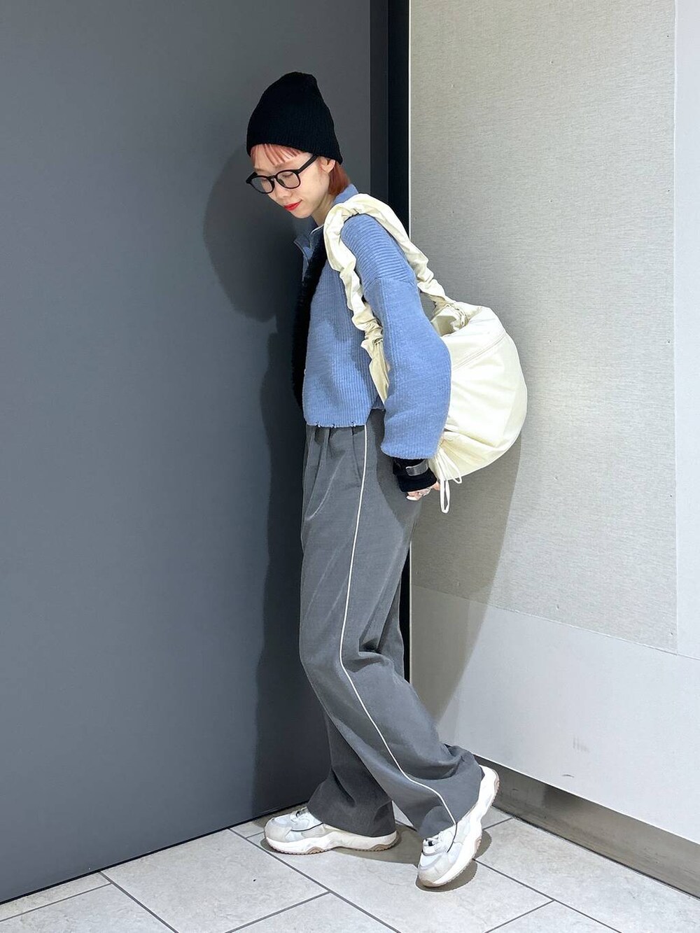 「着痩せ・細見え、女子ウケ、カジュアル、個性派、差し色コーデ、ママコーデ、冬コーデ、ローリーズスタイル_LOWRYS FARM、公認インフルエンサー_LOWRYS FARM、大人女子カジュアル_LOWRYS FARM、メガネ、ワイドパンツ、ニット、ショルダーバッグ、ニット帽」｜「LOWRYS FARMのＧＬＡＳＳＥＳ２　182184（メガネ、その他）」を使った、milkさん（レディース・160cm）の冬コーディネートの3枚目の写真