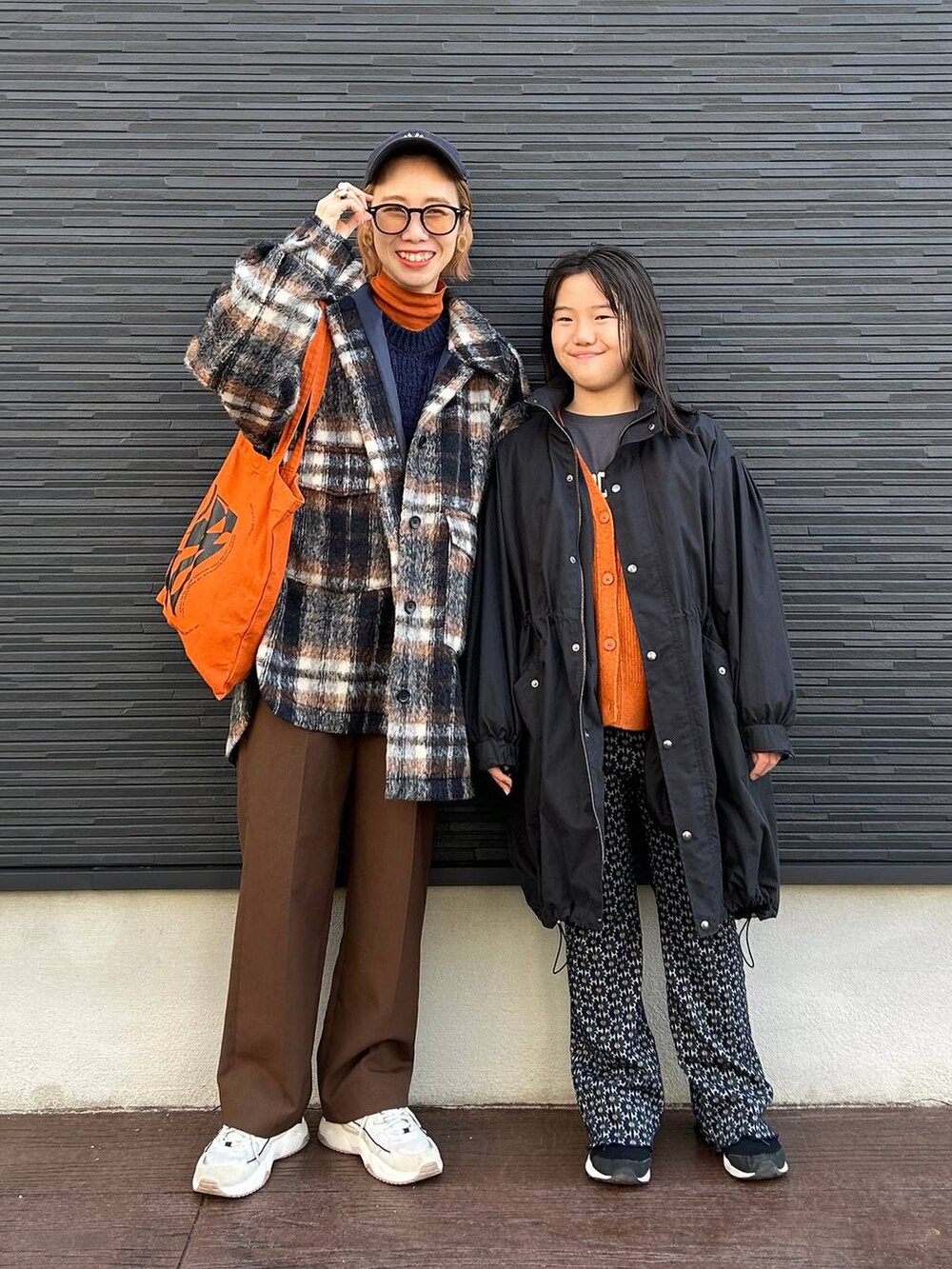 「LOWRYS FARM、ママコーデ、女子ウケ、個性派、差し色コーデ、冬コーデ、ローリーズスタイル_LOWRYS FARM、公認インフルエンサー_LOWRYS FARM、大人女子カジュアル_LOWRYS FARM、カジュアル、メガネ、着痩せ・細見え、親子コーデ、リンクコーデ、ニット」｜「LOWRYS FARMの３ＷＡＹモッズコート　343112（モッズコート、ブラック系）」を使った、milkさん（レディース・160cm）の秋コーディネートの3枚目の写真