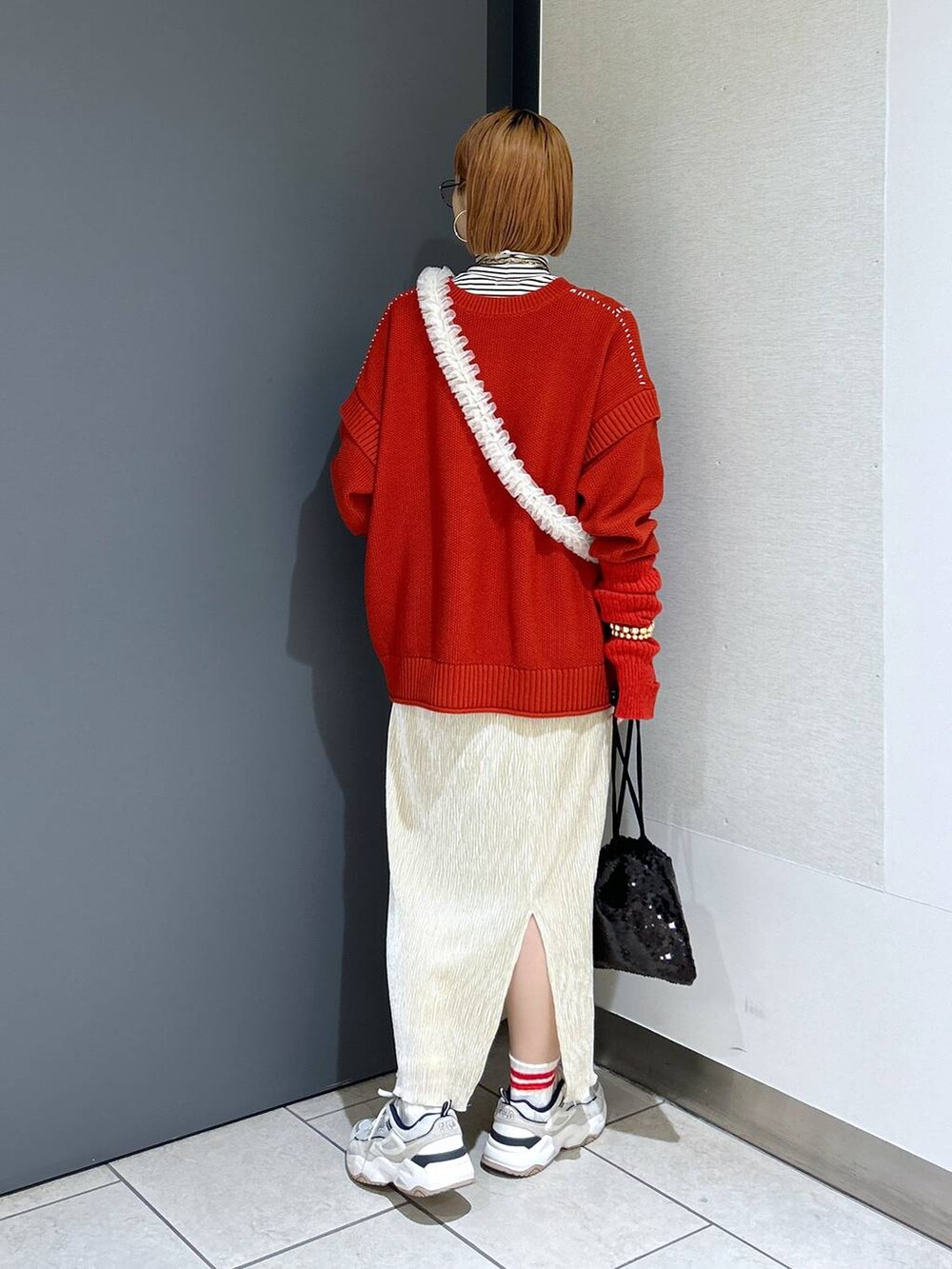 「ドットエスティセール、女子ウケ、着痩せ・細見え、個性派、差し色コーデ、ママコーデ、冬コーデ、ローリーズスタイル_LOWRYS FARM、公認インフルエンサー_LOWRYS FARM、大人女子カジュアル_LOWRYS FARM、カジュアル、メガネ、LOWRYS FARM、ニット、スカート」｜「LOWRYS FARMのボーダータートル　167936（Tシャツ/カットソー、ホワイト系）」を使った、milkさん（レディース・160cm）の冬コーディネートの4枚目の写真