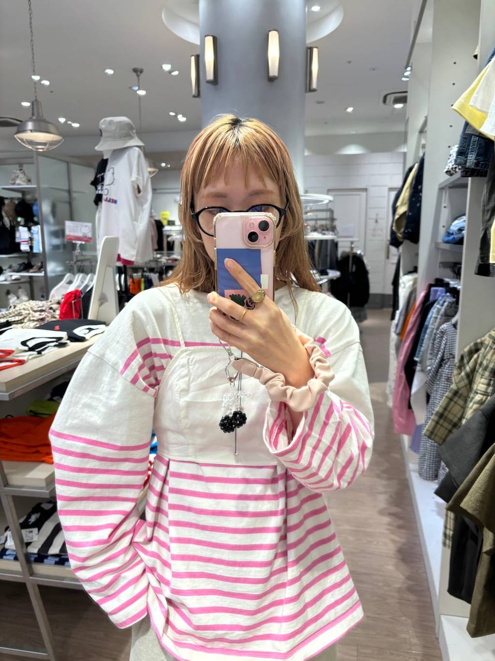 「差し色コーデ、大人女子カジュアル_LOWRYS FARM、カジュアル、メガネ、LOWRYS FARM、着痩せ・細見え、女子ウケ、個性派、ママコーデ、春コーデ、ローリーズスタイル_LOWRYS FARM、公認インフルエンサー_LOWRYS FARM、スカート、ボーダー」｜「LOWRYS FARMのリメイクスウェットタイトスカート 288689（スカート、グレー系）」を使った、milkさん（レディース・160cm）の春コーディネートの2枚目の写真