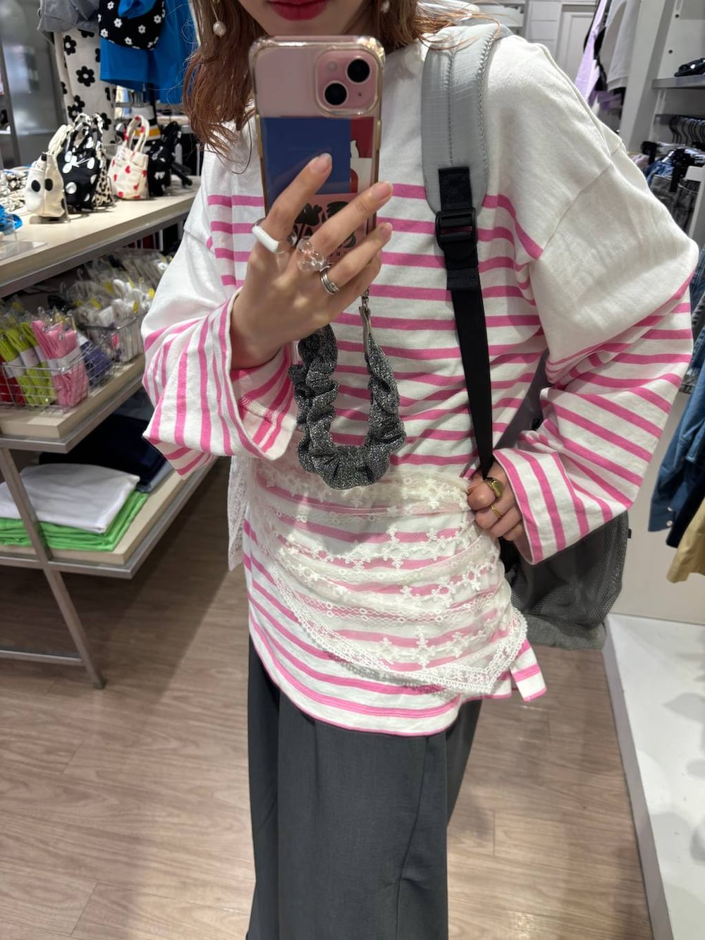 「女子ウケ、個性派、差し色コーデ、ママコーデ、春コーデ、ローリーズスタイル_LOWRYS FARM、公認インフルエンサー_LOWRYS FARM、大人女子カジュアル_LOWRYS FARM、カジュアル、メガネ、LOWRYS FARM、着痩せ・細見え、キャップ、ワイドパンツ、リュック・バッグ」|「LOWRYS FARMのLAWSONボーダーT 151500(Tシャツ/カットソー、ピンク系)」を使った、milkさん(レディース・160cm)の春コーディネートの5枚目の写真