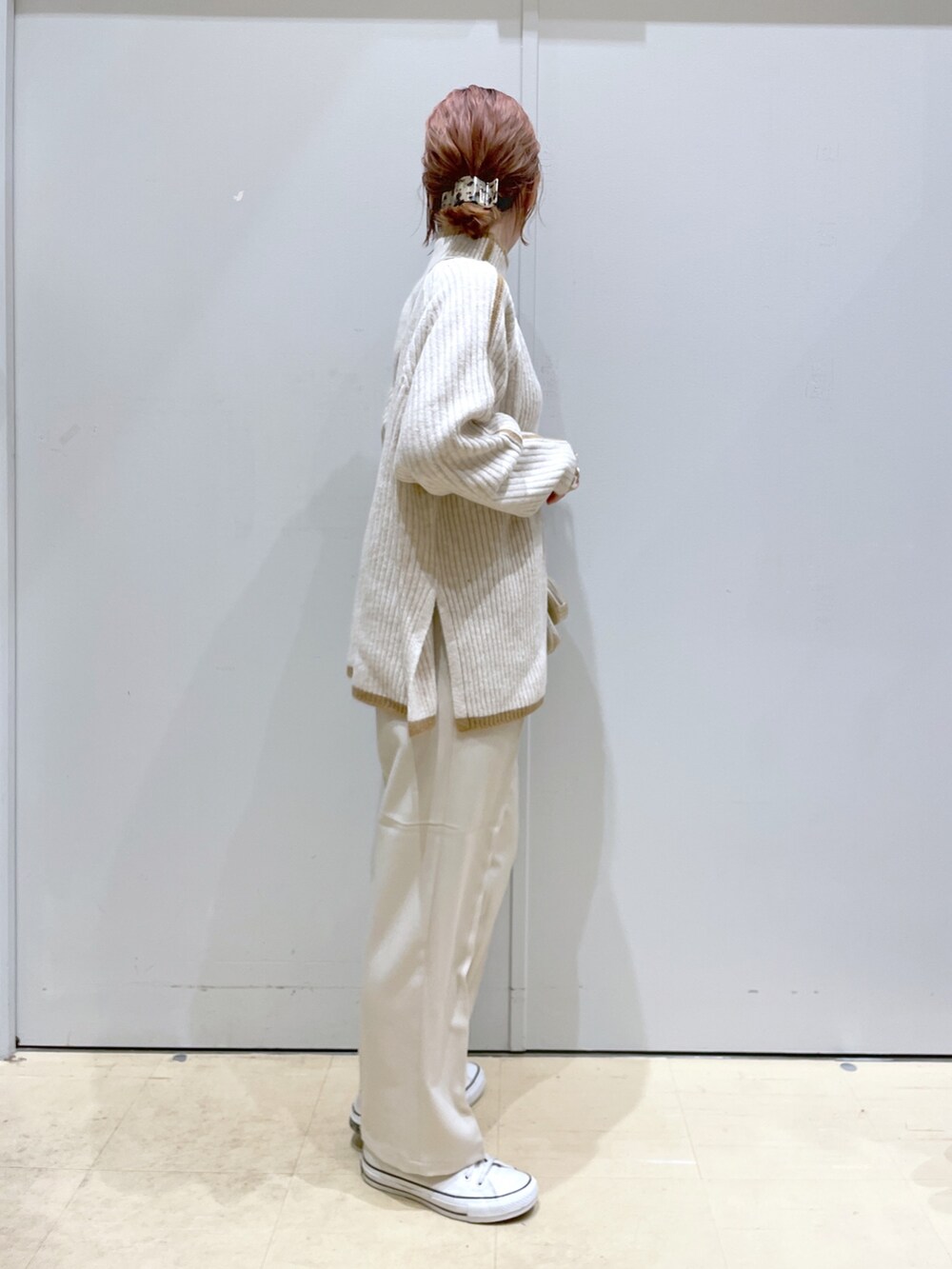 ホワイト系のニット/セーター、ホワイト系のショルダーバッグ、ホワイト系のその他パンツを着用したレディースの冬コーディネートの3枚目の写真