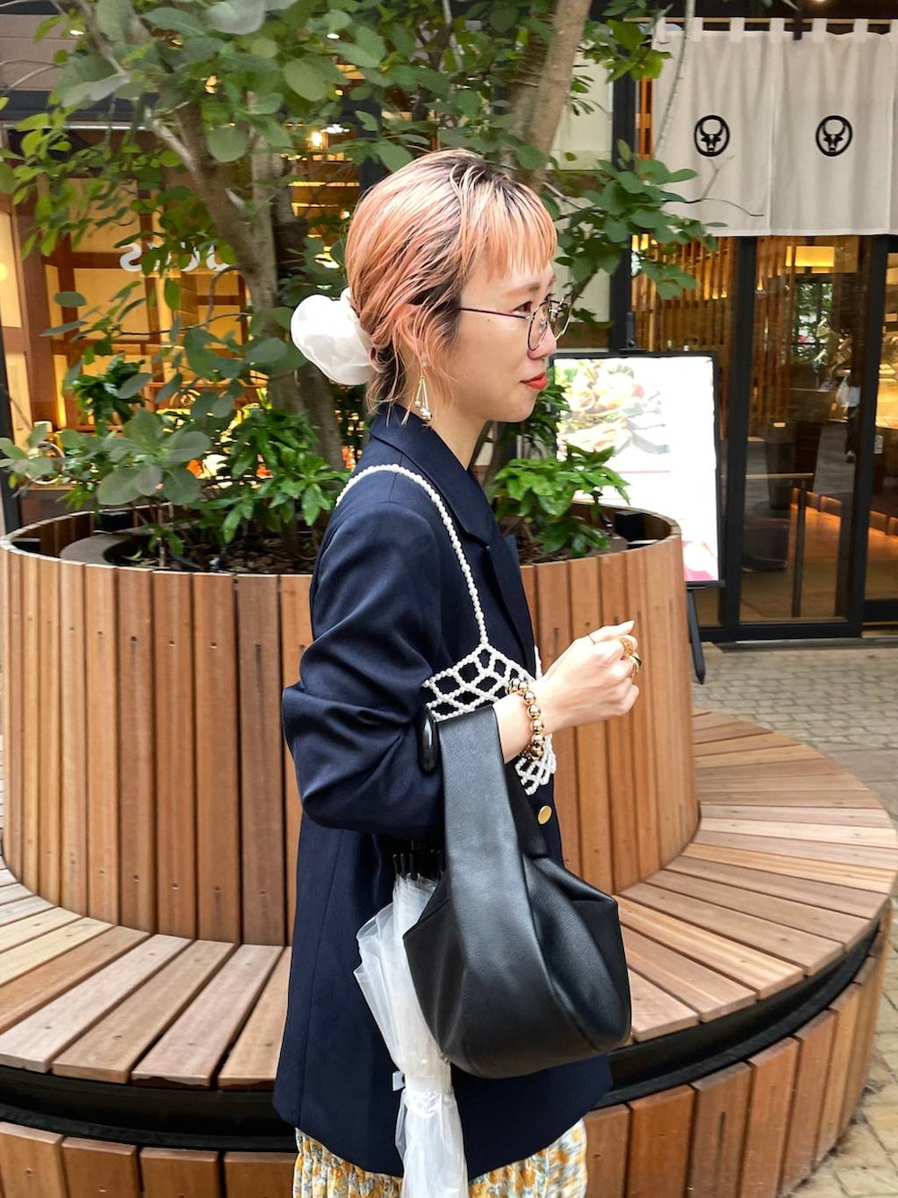 「女子ウケ、個性派、差し色コーデ、ママコーデ、春コーデ、ローリーズスタイル_LOWRYS FARM、公認インフルエンサー_LOWRYS FARM、大人女子カジュアル_LOWRYS FARM、カジュアル、メガネ、LOWRYS FARM、着痩せ・細見え、ビスチェ」｜「Me%の【ストラップシート付き】シュシュハンドルストラップ　103358（スマホグッズ、ブルー系）」を使った、milkさん（レディース・160cm）の春コーディネートの6枚目の写真
