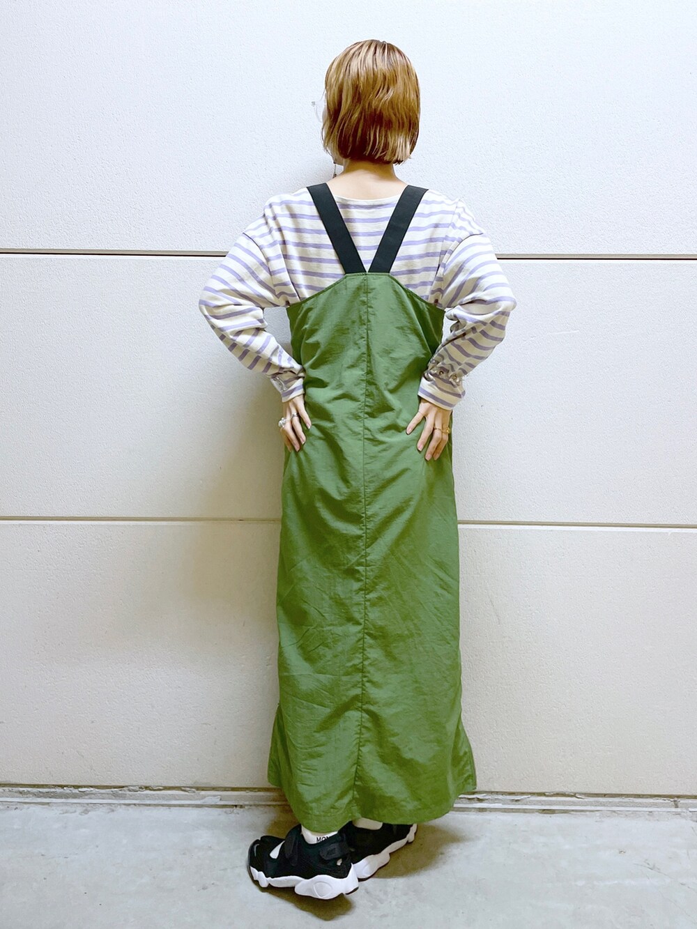 パープル系のTシャツ/カットソー、グリーン系のワンピース/ドレス、その他のメガネを着用したレディースの秋コーディネートの4枚目の写真