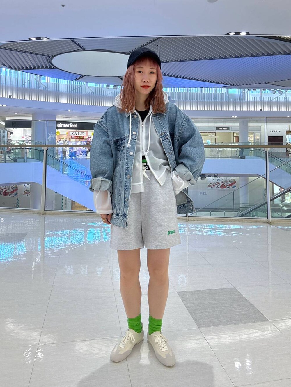 「LOWRYS FARM、着痩せ・細見え、公認インフルエンサー_LOWRYS FARM、大人女子カジュアル_LOWRYS FARM、カジュアル、メガネ、女子ウケ、個性派、差し色コーデ、ママコーデ、冬コーデ、ローリーズスタイル_LOWRYS FARM、春コーデ、春アウター」｜「LOWRYS FARMのＣＯＮＥ／ＢＩＧＧジャン　131366（デニムジャケット、ブルー系）」を使った、milkさん（レディース・160cm）の冬コーディネートの9枚目の写真