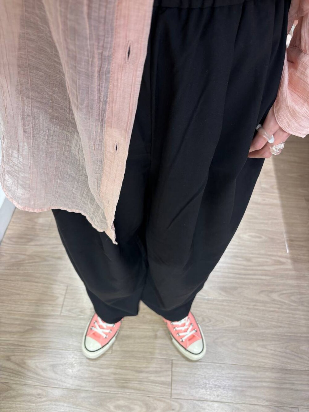 ブラック系のTシャツ/カットソー、ピンク系のシャツ/ブラウス、ホワイト系のバックパック/リュックを着用したレディースの春コーディネートの6枚目の写真