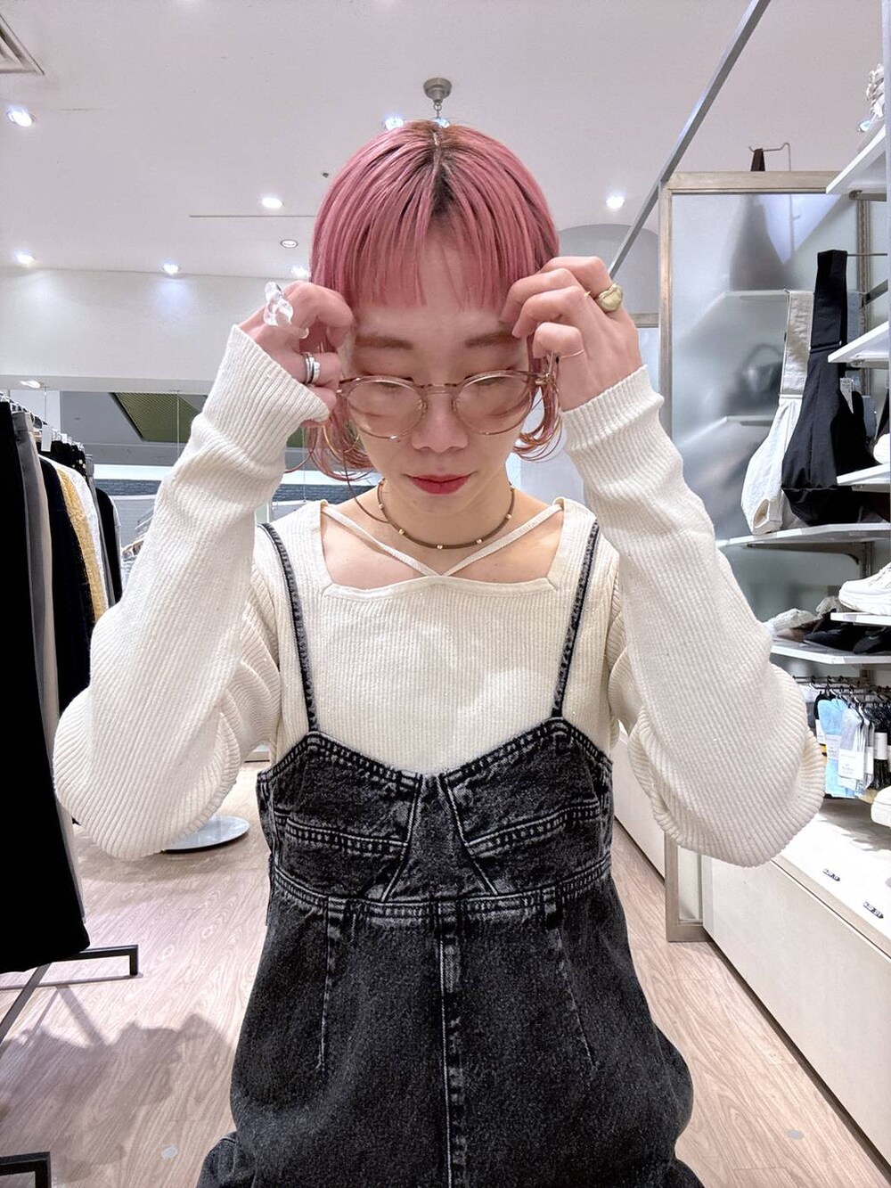 「女子ウケ、個性派、差し色コーデ、ママコーデ、冬コーデ、ローリーズスタイル_LOWRYS FARM、公認インフルエンサー_LOWRYS FARM、大人女子カジュアル_LOWRYS FARM、カジュアル、メガネ、LOWRYS FARM、着痩せ・細見え、秋冬新作、ネックレス、パンプス」｜「LOWRYS FARMのＣＯＮＥ／ＢＩＧＧジャン　131366（デニムジャケット、ブラック系）」を使った、milkさん（レディース・160cm）の冬コーディネートの9枚目の写真