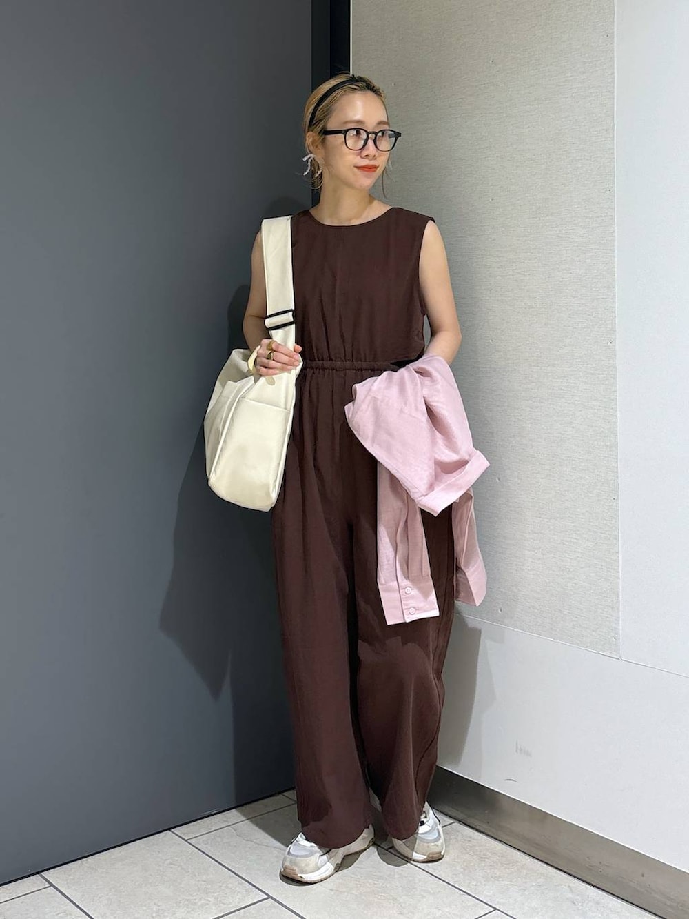 「シャツ、女子ウケ、個性派、差し色コーデ、ママコーデ、春コーデ、ローリーズスタイル_LOWRYS FARM、公認インフルエンサー_LOWRYS FARM、大人女子カジュアル_LOWRYS FARM、カジュアル、メガネ、LOWRYS FARM、着痩せ・細見え」｜「LOWRYS FARMのオールインワン  107994（サロペット/オーバーオール、ブラウン系）」を使った、milkさん（レディース・160cm）の夏コーディネートの7枚目の写真