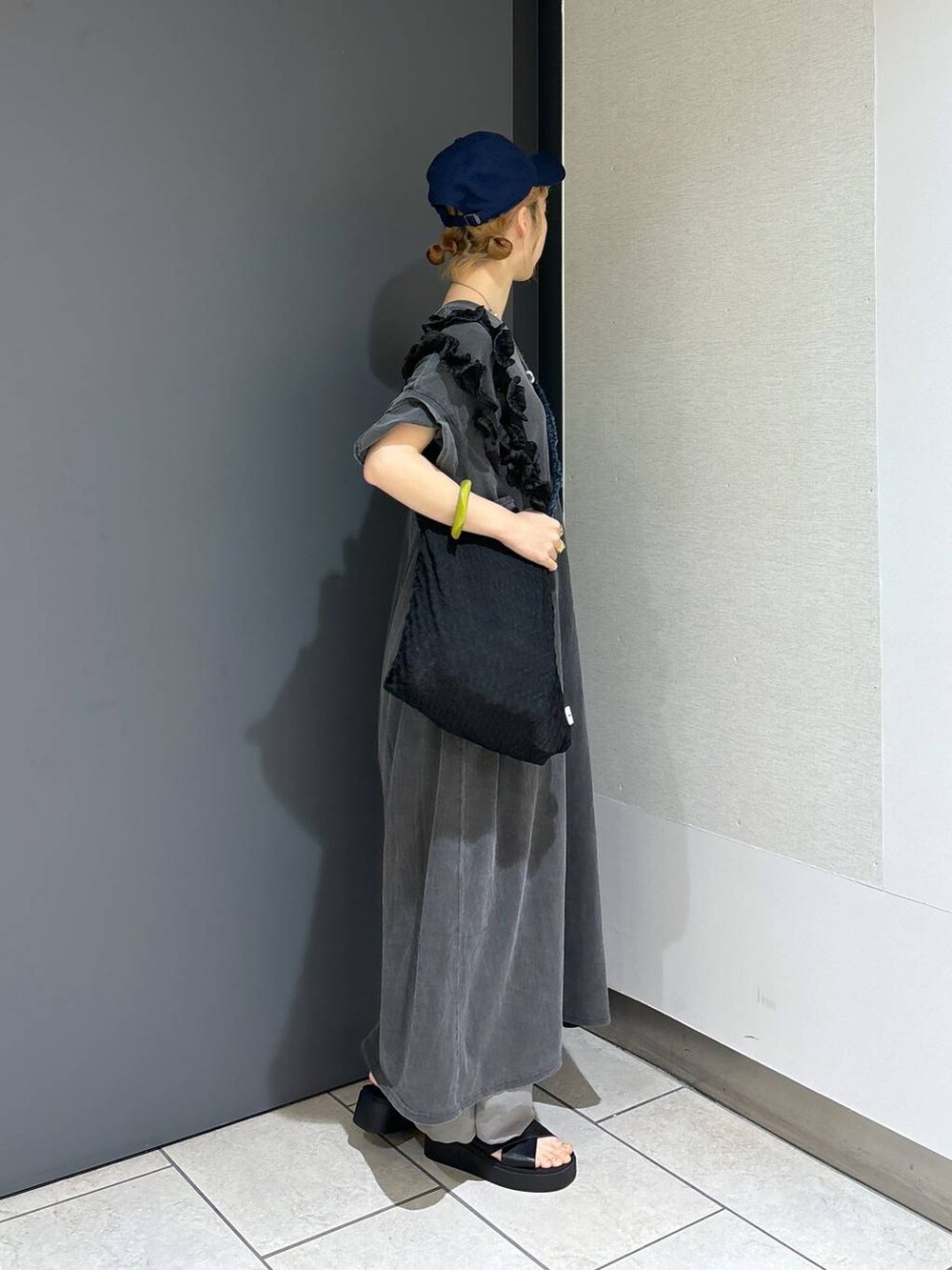 「女子ウケ、個性派、差し色コーデ、ママコーデ、春コーデ、ローリーズスタイル_LOWRYS FARM、公認インフルエンサー_LOWRYS FARM、大人女子カジュアル_LOWRYS FARM、カジュアル、メガネ、LOWRYS FARM、着痩せ・細見え、ワンピース、パンツ、サンダル」|「niko and...のオリジナルアソートフリルトートバッグ(トートバッグ、ブラック系)」を使った、milkさん(レディース・160cm)の春コーディネートの5枚目の写真