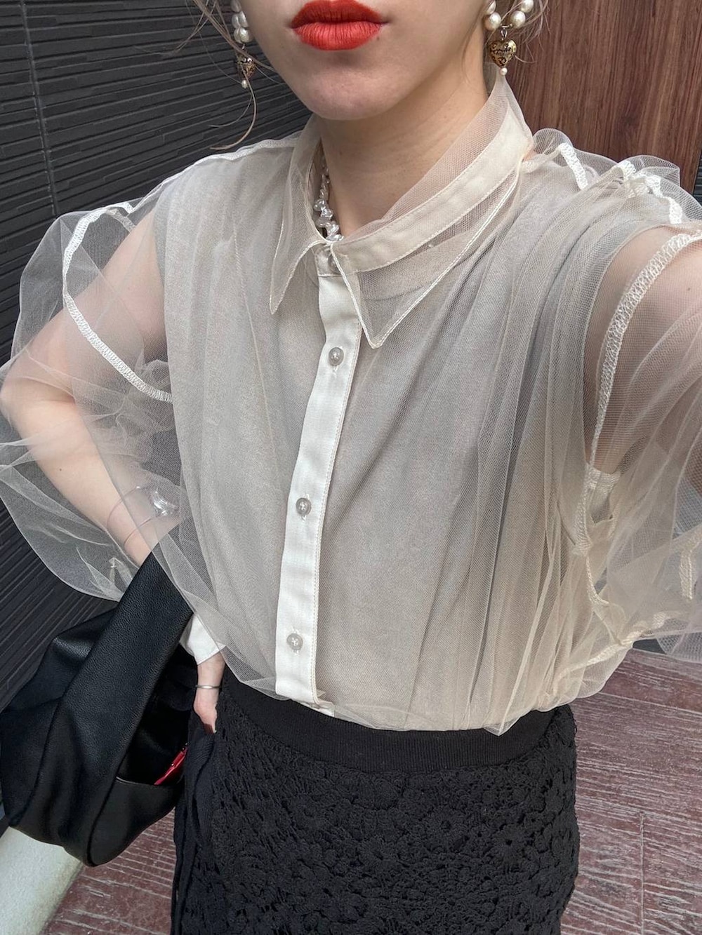 ベージュ系のシャツ/ブラウス、ブラック系のメガネ、その他のバレッタ/ヘアクリップを着用したレディースの夏コーディネートの6枚目の写真