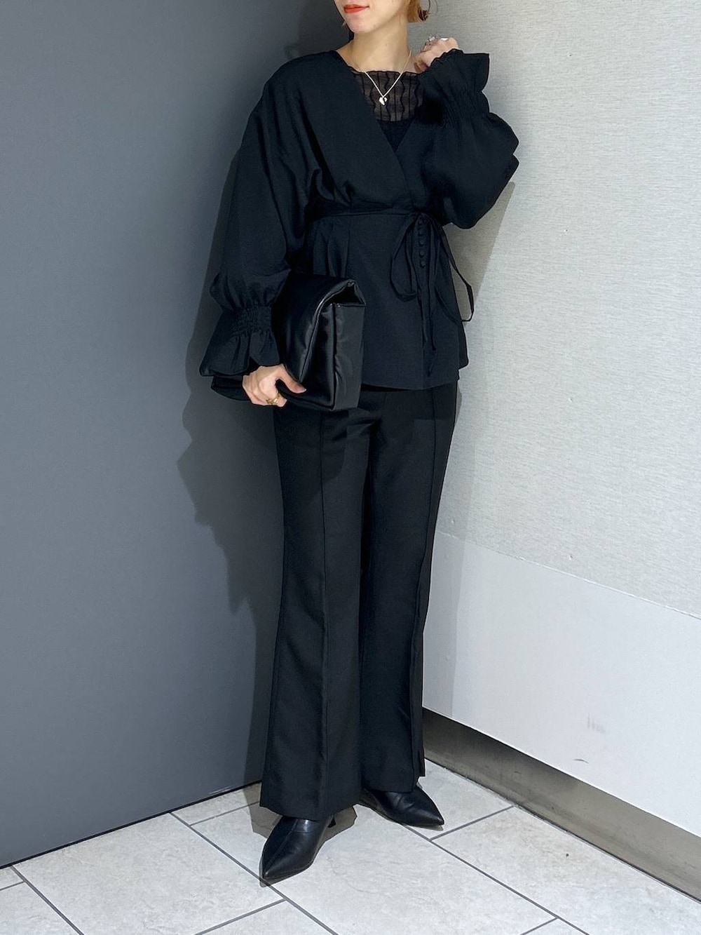 ブラック系のキャミソール、ブラック系のTシャツ/カットソー、ブラック系のシャツ/ブラウスを着用したレディースの秋コーディネートの2枚目の写真