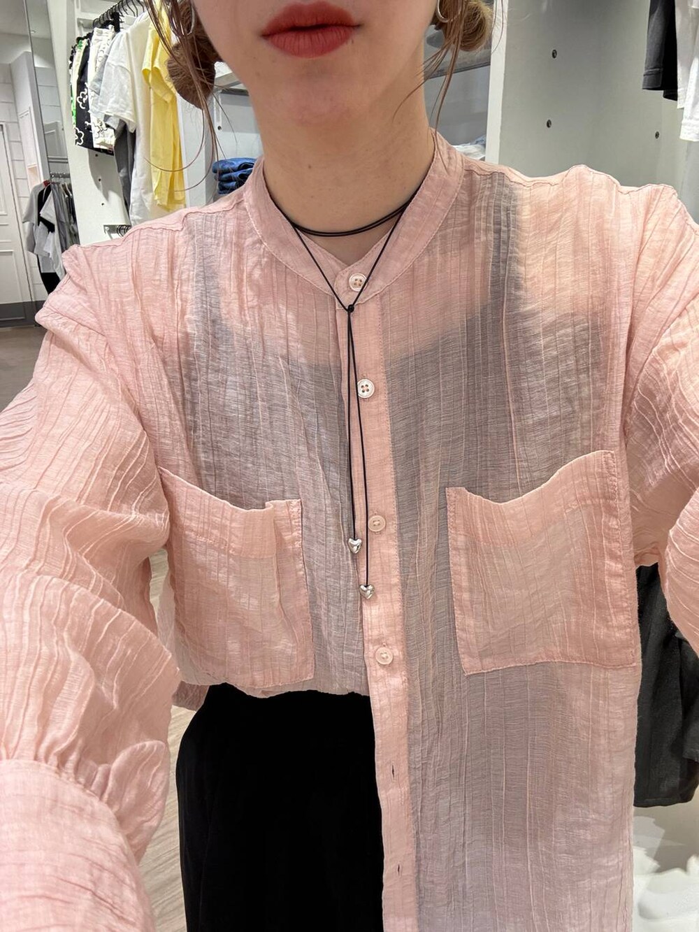 ブラック系のTシャツ/カットソー、ピンク系のシャツ/ブラウス、ホワイト系のバックパック/リュックを着用したレディースの春コーディネートの5枚目の写真