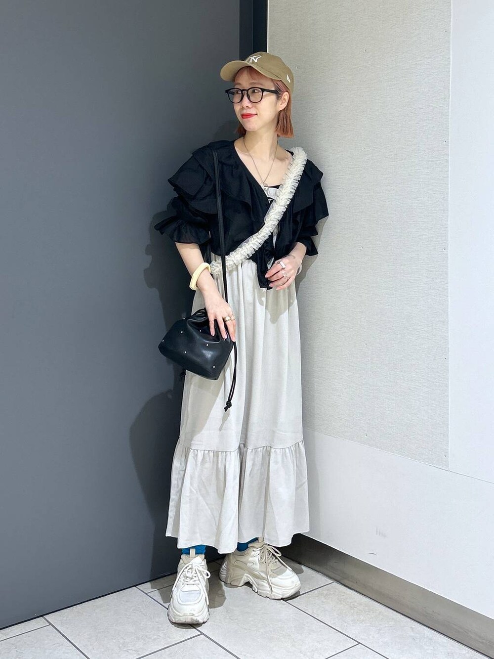 ホワイト系のワンピース、ホワイト系のスニーカー、ブラック系のショルダーバッグを着用したレディースの春コーディネートの8枚目の写真