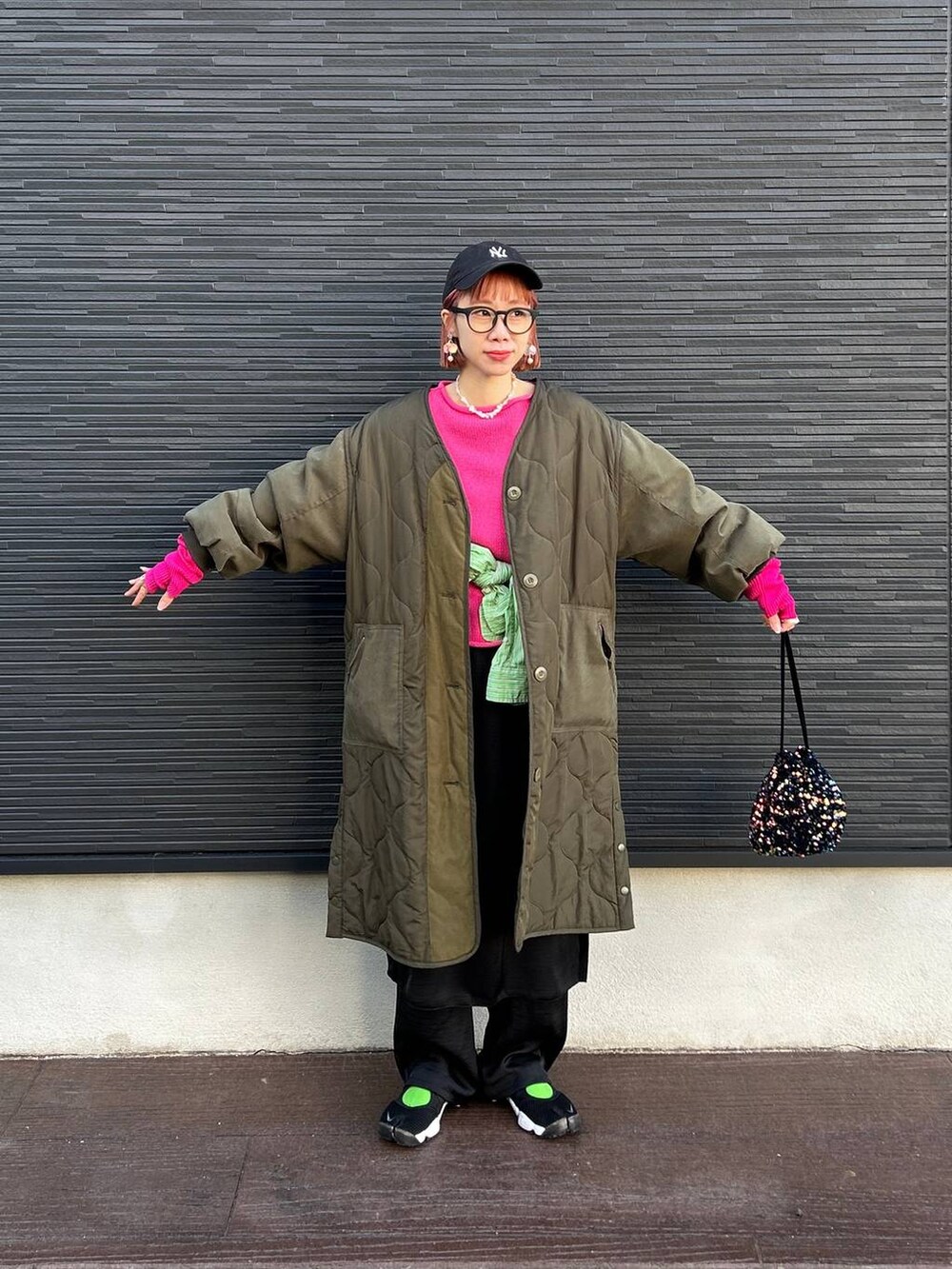 ブルー系のショルダーバッグ、ブラック系のスカート、ブラック系のキャップを着用したレディースの冬コーディネートの7枚目の写真