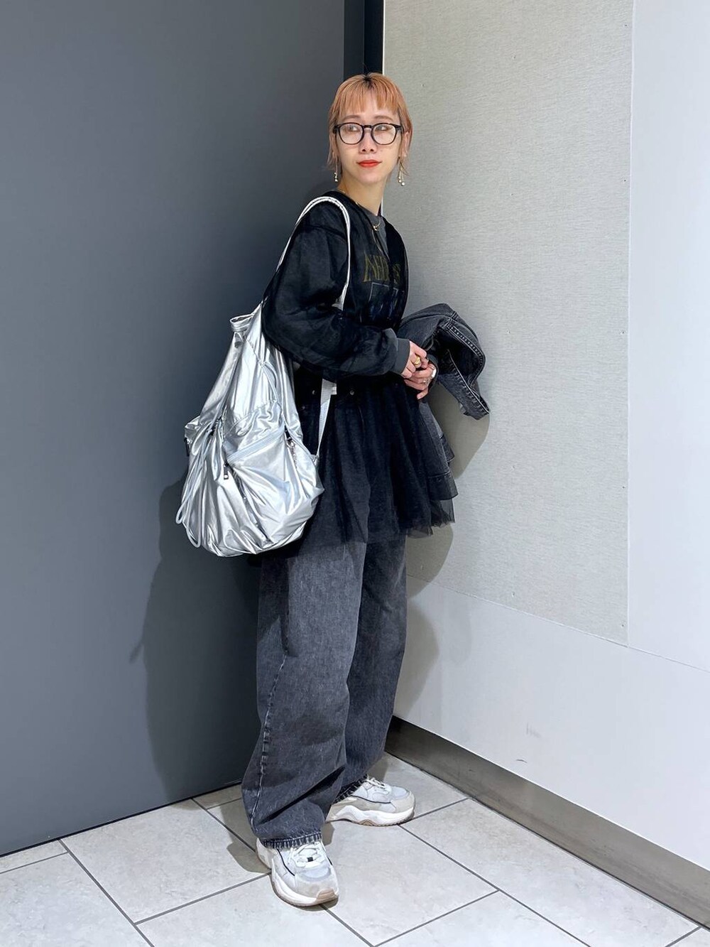 グレー系のTシャツ/カットソー、ブラック系のシャツ/ブラウス、ブラック系のデニムパンツを着用したレディースの春コーディネートの2枚目の写真