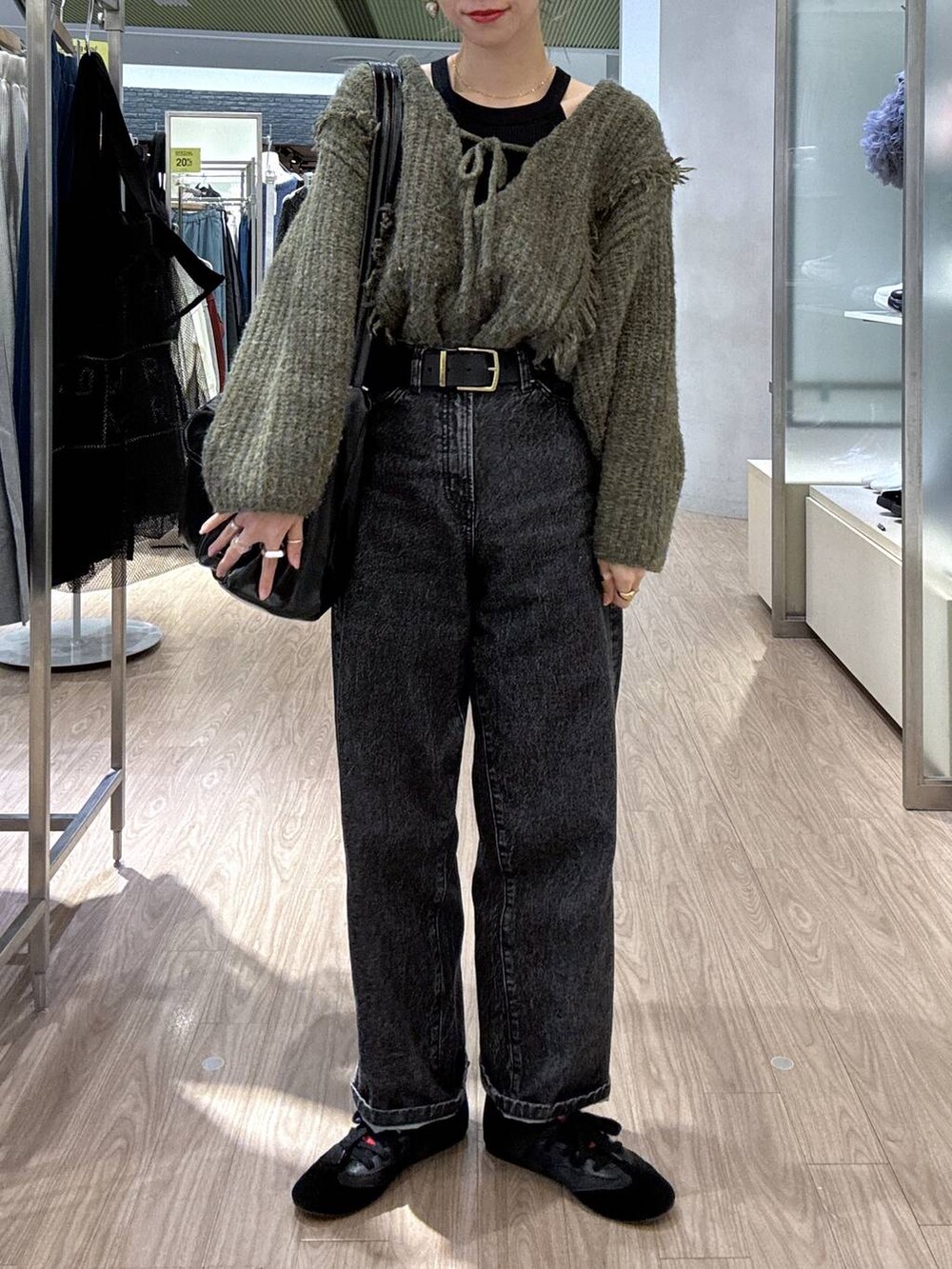 「ニット、冬コーデ、スニーカー、デニムパンツ、女子ウケ、個性派、差し色コーデ、ママコーデ、秋コーデ、ローリーズスタイル_LOWRYS FARM、公認インフルエンサー_LOWRYS FARM、大人女子カジュアル_LOWRYS FARM、カジュアル、メガネ、LOWRYS FARM」｜「LOWRYS FARMの２ＷＡＹフリンジメランジＬＳ　116690（ニット/セーター、グリーン系）」を使った、milkさん（レディース・160cm）の冬コーディネートの2枚目の写真