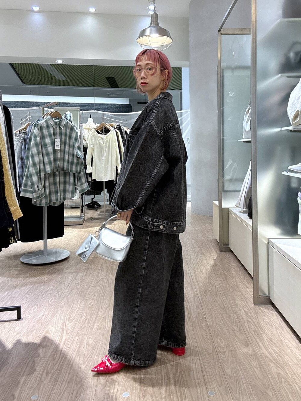 「女子ウケ、個性派、差し色コーデ、ママコーデ、冬コーデ、ローリーズスタイル_LOWRYS FARM、公認インフルエンサー_LOWRYS FARM、大人女子カジュアル_LOWRYS FARM、カジュアル、メガネ、LOWRYS FARM、着痩せ・細見え、秋冬新作、ネックレス、パンプス」｜「LOWRYS FARMのＣＯＮＥ／ＢＩＧＧジャン　131366（デニムジャケット、ブラック系）」を使った、milkさん（レディース・160cm）の冬コーディネートの3枚目の写真