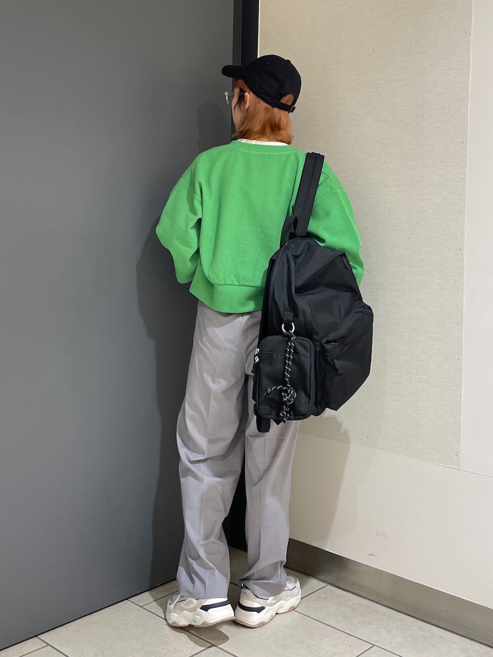 グレー系のTシャツ/カットソー、グリーン系のカーディガン/ボレロ、グレー系のその他パンツを着用したレディースの春コーディネートの4枚目の写真