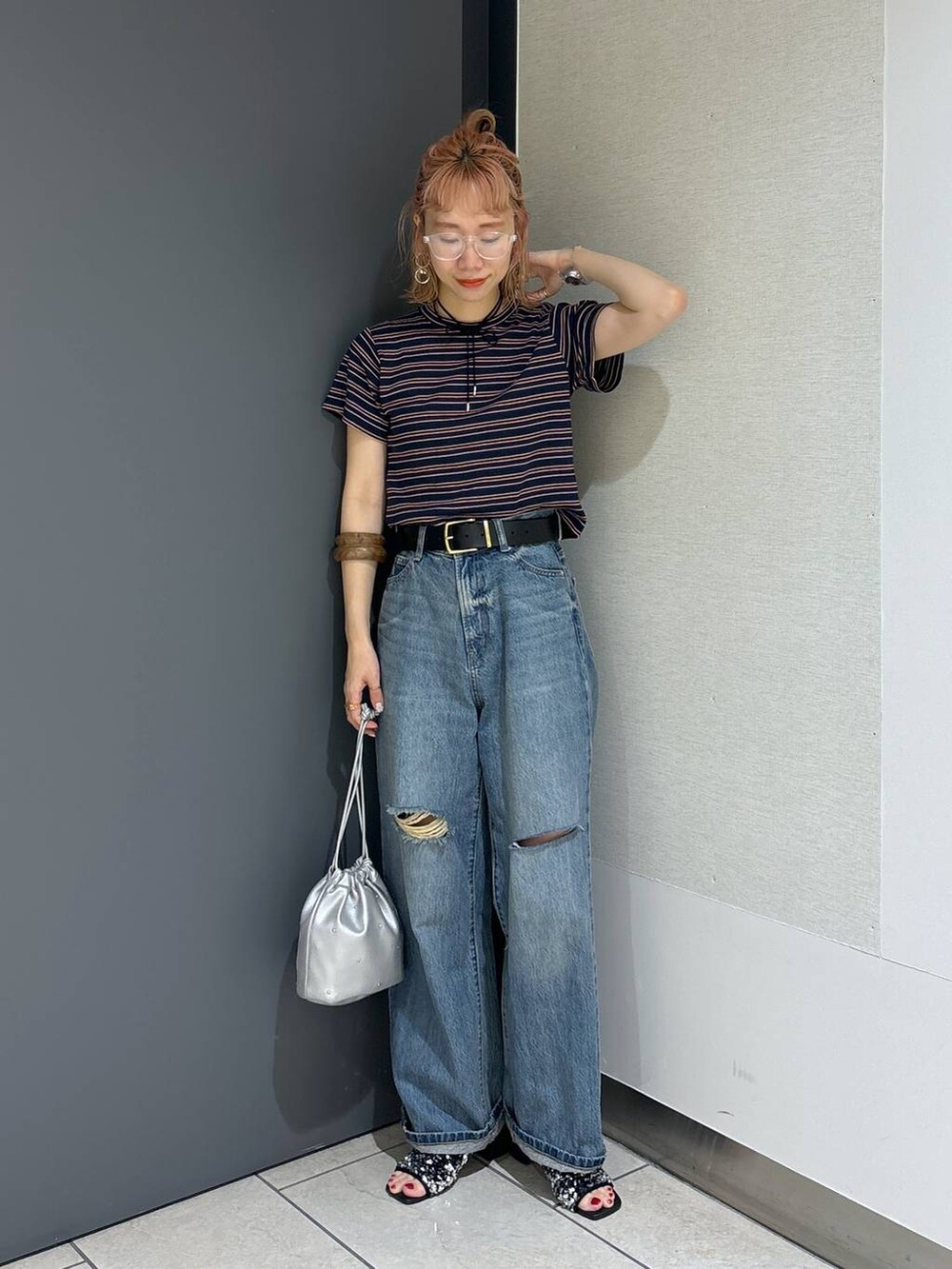 シルバー系のショルダーバッグ、ブルー系のTシャツ/カットソー、ブルー系のデニムパンツを着用したレディースの夏コーディネートの2枚目の写真