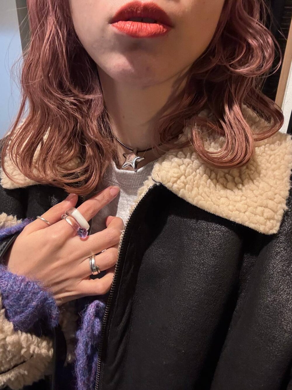 ブラック系のブルゾン、ブラック系のブーツ、ブラック系のショルダーバッグを着用したレディースの冬コーディネートの2枚目の写真