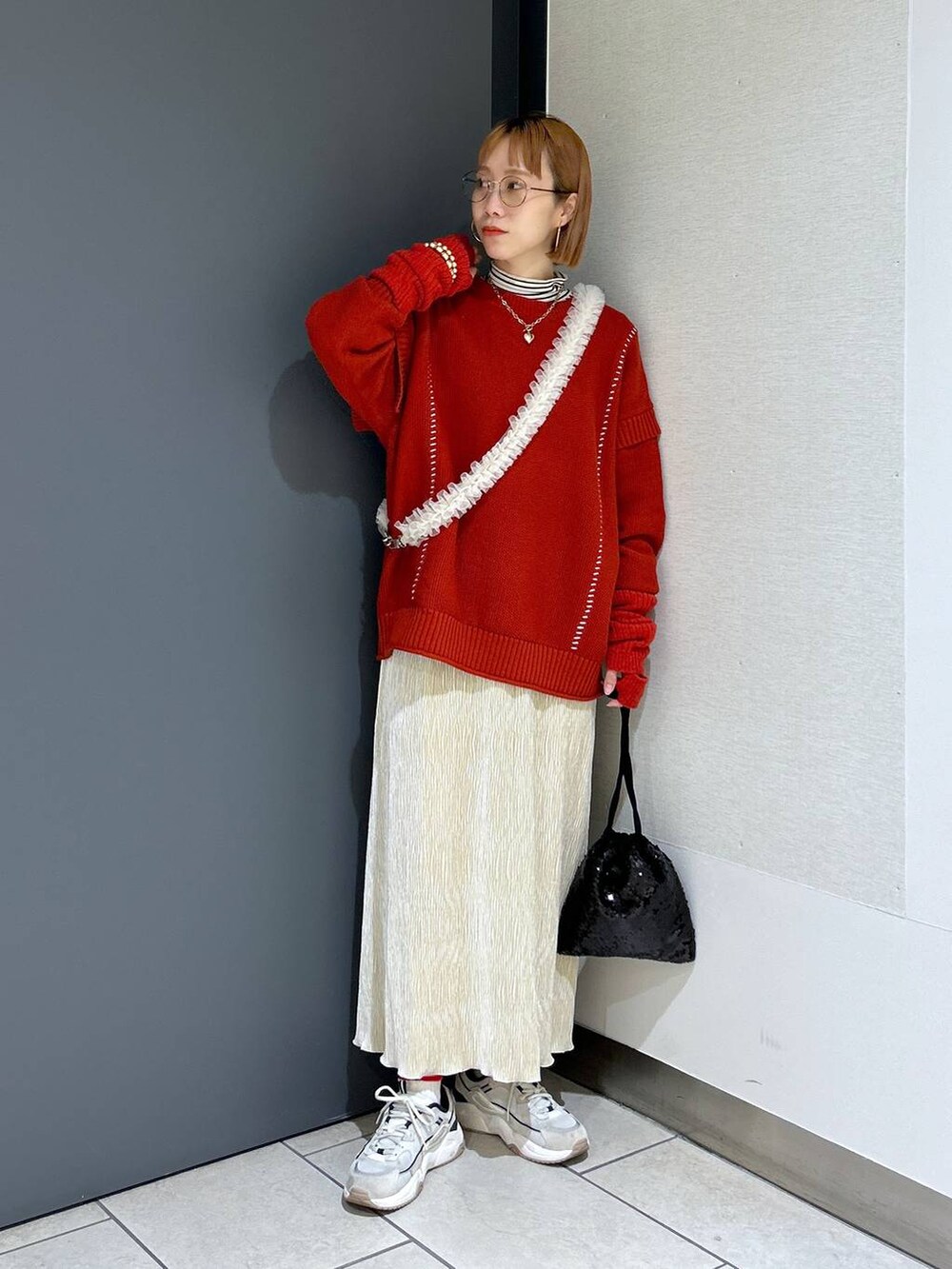「ドットエスティセール、女子ウケ、着痩せ・細見え、個性派、差し色コーデ、ママコーデ、冬コーデ、ローリーズスタイル_LOWRYS FARM、公認インフルエンサー_LOWRYS FARM、大人女子カジュアル_LOWRYS FARM、カジュアル、メガネ、LOWRYS FARM、ニット、スカート」｜「LOWRYS FARMのボーダータートル　167936（Tシャツ/カットソー、ホワイト系）」を使った、milkさん（レディース・160cm）の冬コーディネートの6枚目の写真
