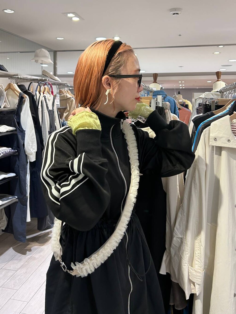 「ワンピース、スニーカー、女子ウケ、個性派、差し色コーデ、ママコーデ、春コーデ、ローリーズスタイル_LOWRYS FARM、公認インフルエンサー_LOWRYS FARM、大人女子カジュアル_LOWRYS FARM、カジュアル、メガネ、LOWRYS FARM、着痩せ・細見え」|「LOWRYS FARMの曇り止め付メガネ 952570(メガネ、その他)」を使った、milkさん(レディース・160cm)の春コーディネートの8枚目の写真