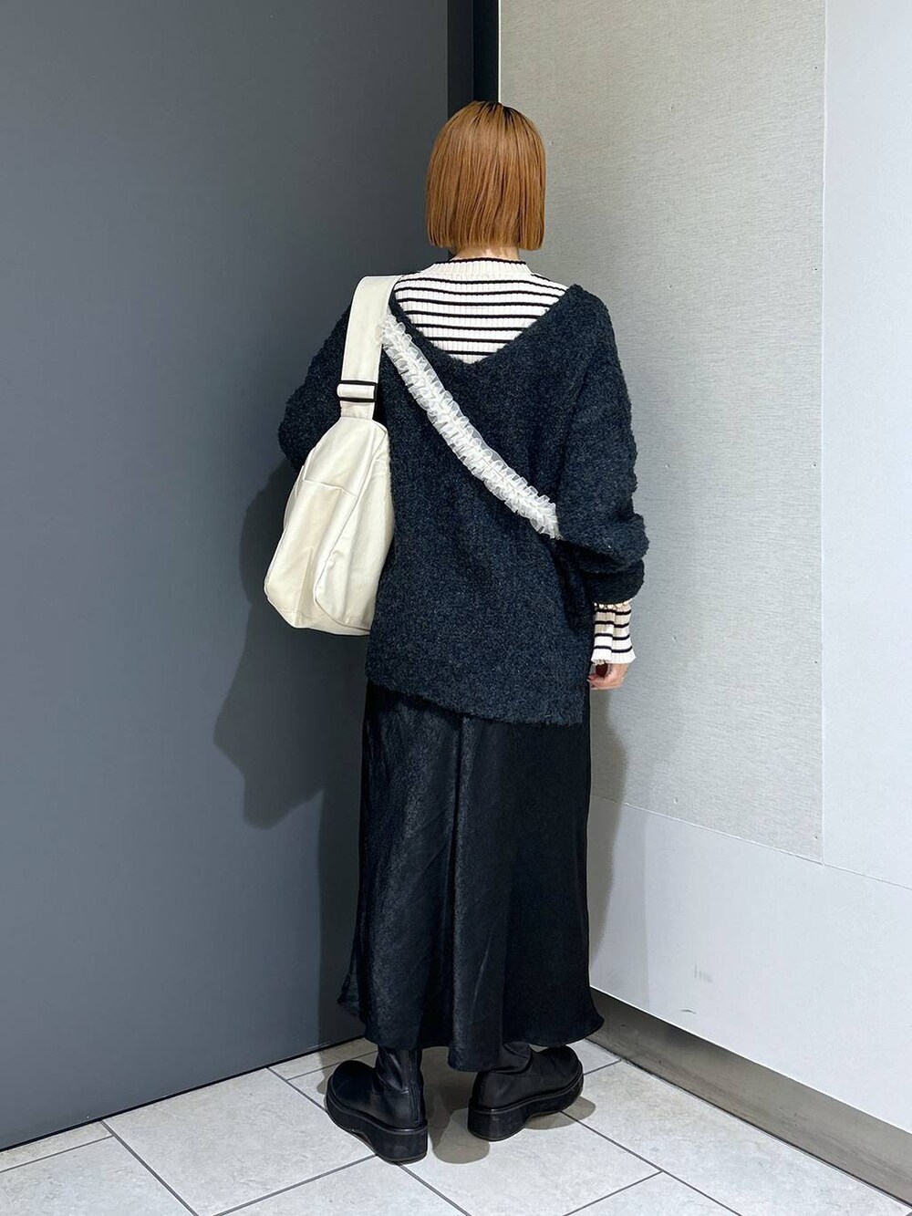 「女子ウケ、個性派、差し色コーデ、ママコーデ、冬コーデ、ローリーズスタイル_LOWRYS FARM、公認インフルエンサー_LOWRYS FARM、大人女子カジュアル_LOWRYS FARM、カジュアル、メガネ、LOWRYS FARM、着痩せ・細見え、ロングスカート、スカート、ニット」｜「LOWRYS FARMの柔らかボディＢＡＧ　122771（ボディバッグ/ウエストポーチ、ホワイト系）」を使った、milkさん（レディース・160cm）の冬コーディネートの4枚目の写真