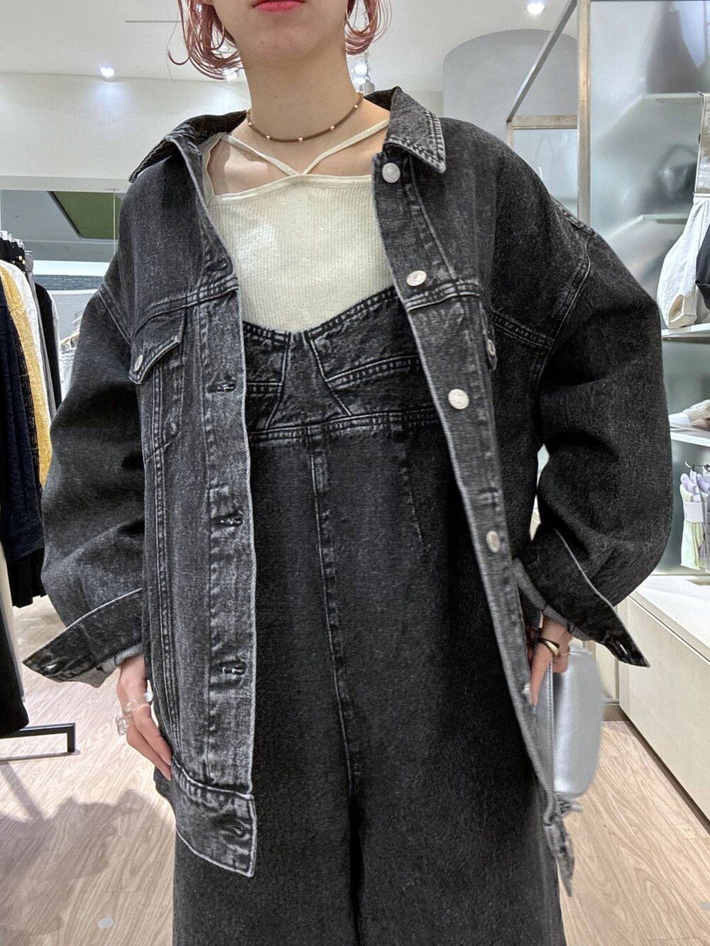 「女子ウケ、個性派、差し色コーデ、ママコーデ、冬コーデ、ローリーズスタイル_LOWRYS FARM、公認インフルエンサー_LOWRYS FARM、大人女子カジュアル_LOWRYS FARM、カジュアル、メガネ、LOWRYS FARM、着痩せ・細見え、秋冬新作、ネックレス、パンプス」｜「LOWRYS FARMのＣＯＮＥ／ＢＩＧＧジャン　131366（デニムジャケット、ブラック系）」を使った、milkさん（レディース・160cm）の冬コーディネートの5枚目の写真